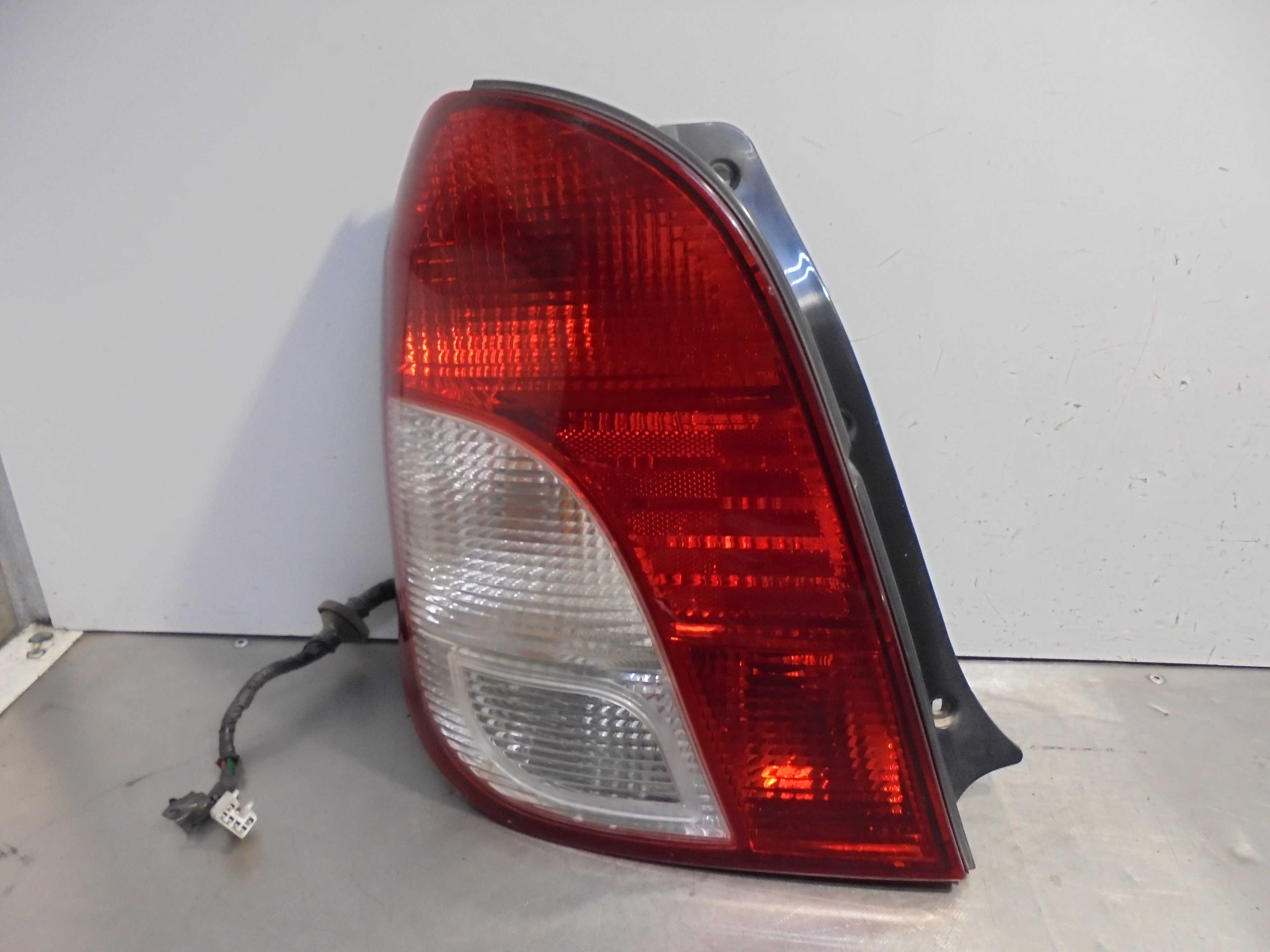 Recambio de piloto trasero izquierdo para kia carens 1.8 cat referencia OEM IAM 0K2C051140L SEOGU 