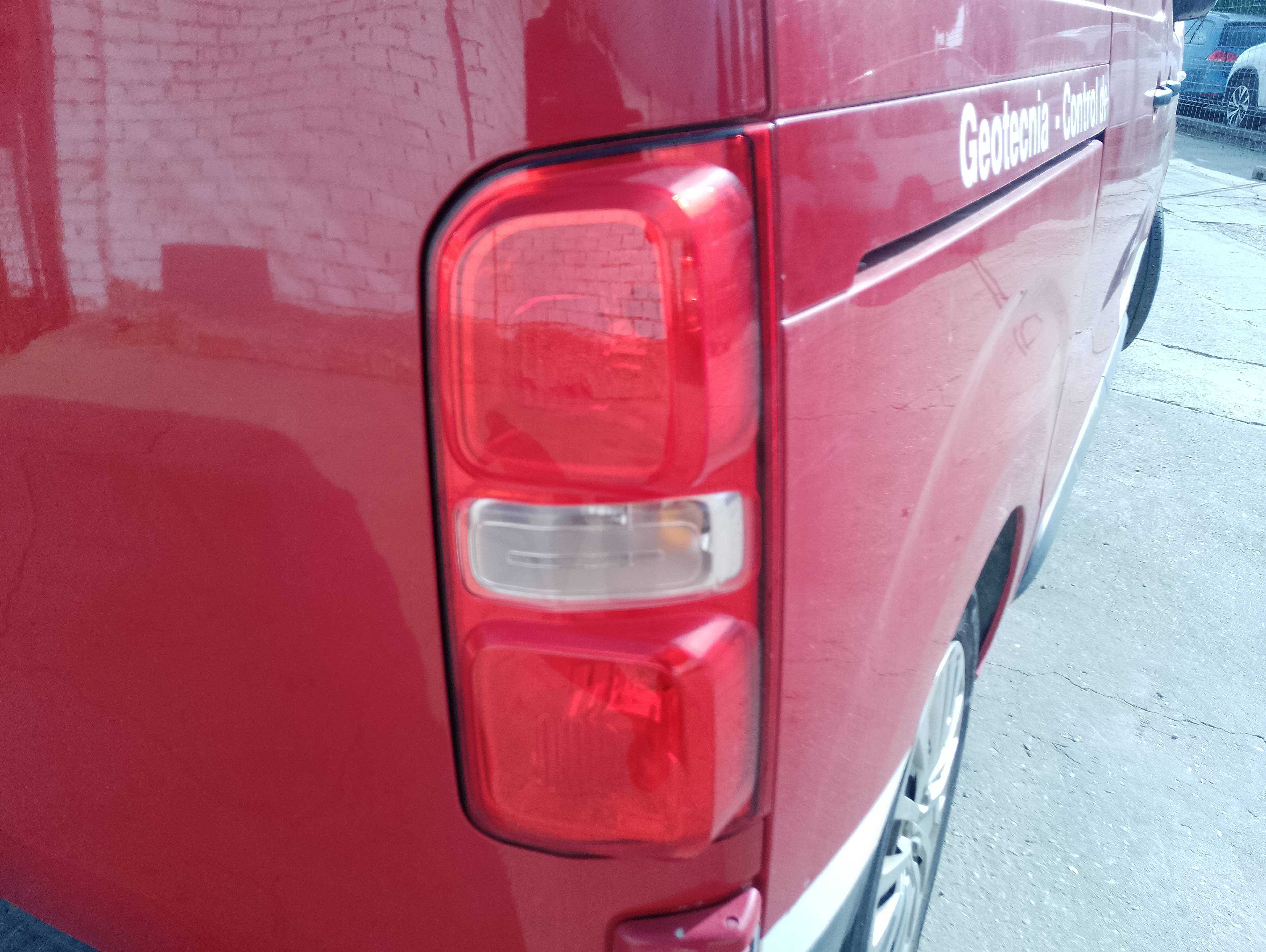 Recambio de piloto trasero derecho para opel vivaro furgón l express referencia OEM IAM 9808243082  