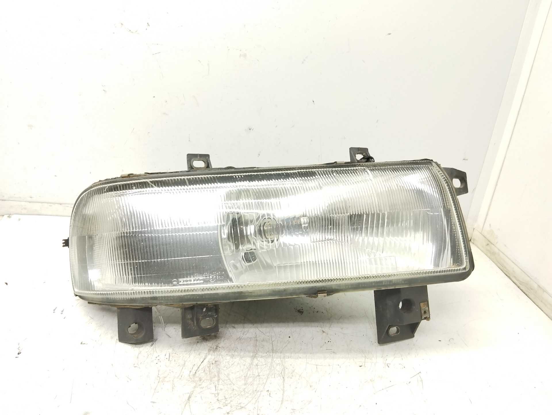 Recambio de faro derecho para renault 110 referencia OEM IAM 7700377194C  