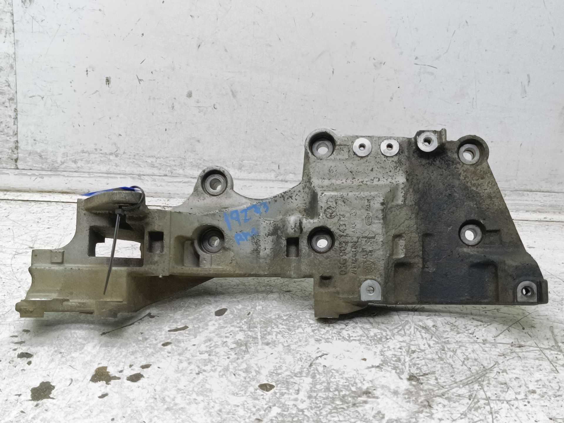 Recambio de soporte alternador para dodge caliber s referencia OEM IAM 03G903143J  