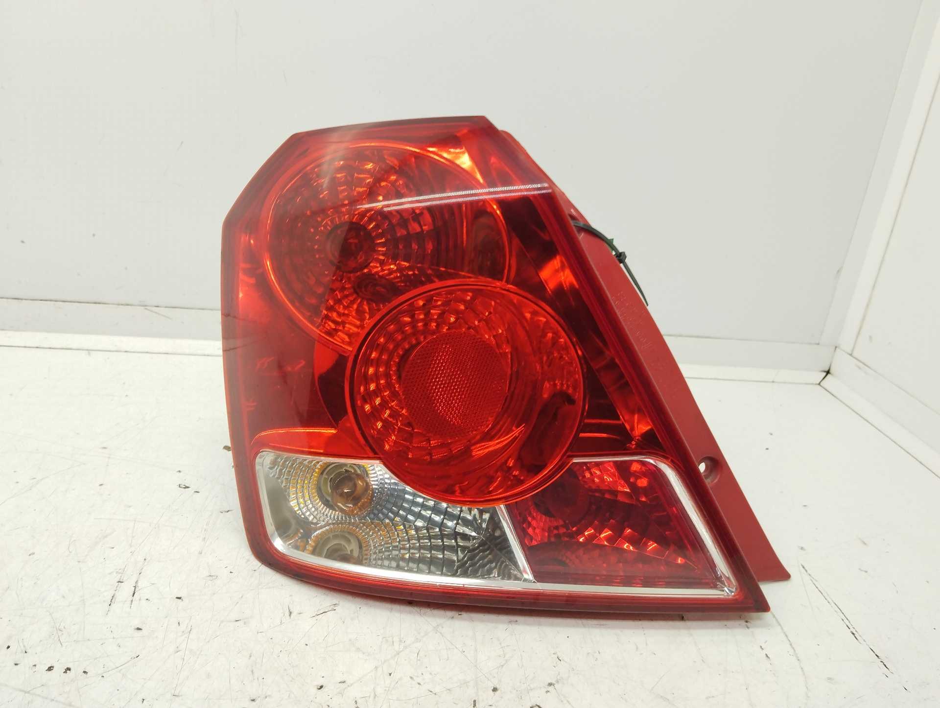 Recambio de piloto trasero izquierdo para chevrolet kalos 1.4 se referencia OEM IAM 800266L 96540268 