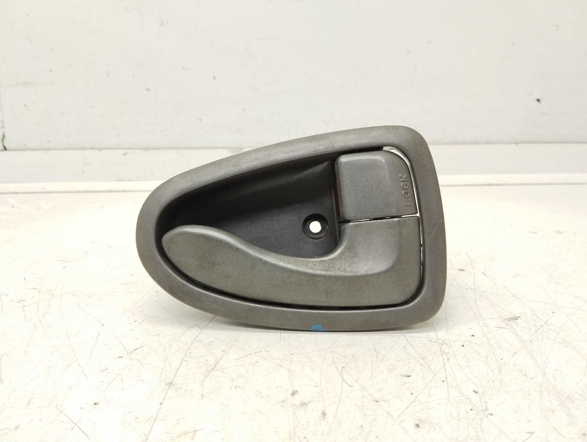 Recambio de maneta interior delantera derecha para hyundai accent (mc) referencia OEM IAM 8262025000  