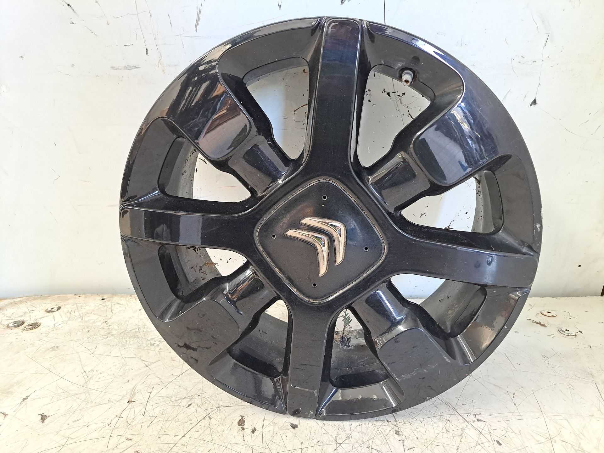 Recambio de llanta para citroën c4 cactus feel referencia OEM IAM r17 9800494077 