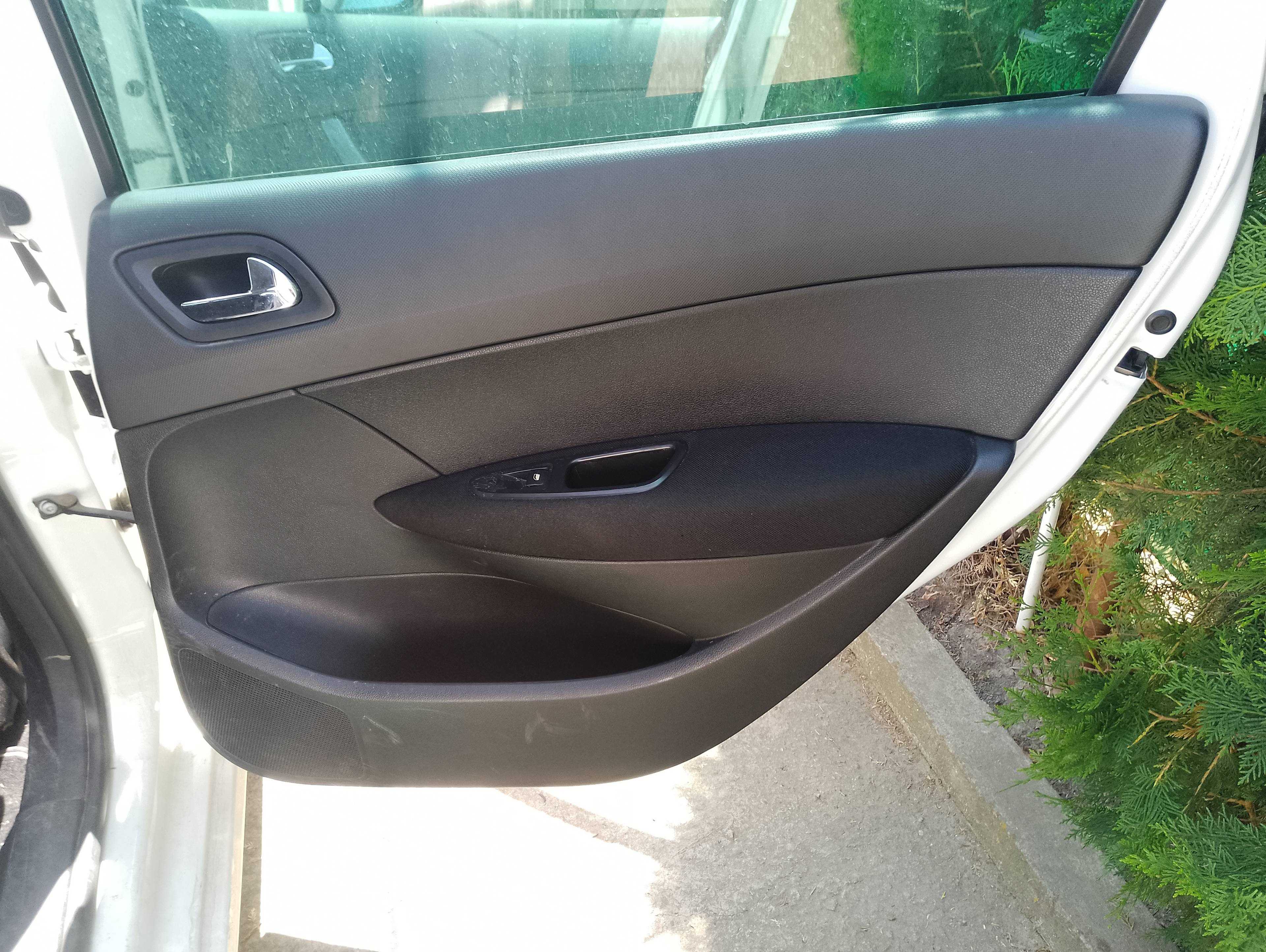 Recambio de guarnecido puerta trasera derecha para peugeot 308 sw sportium referencia OEM IAM   