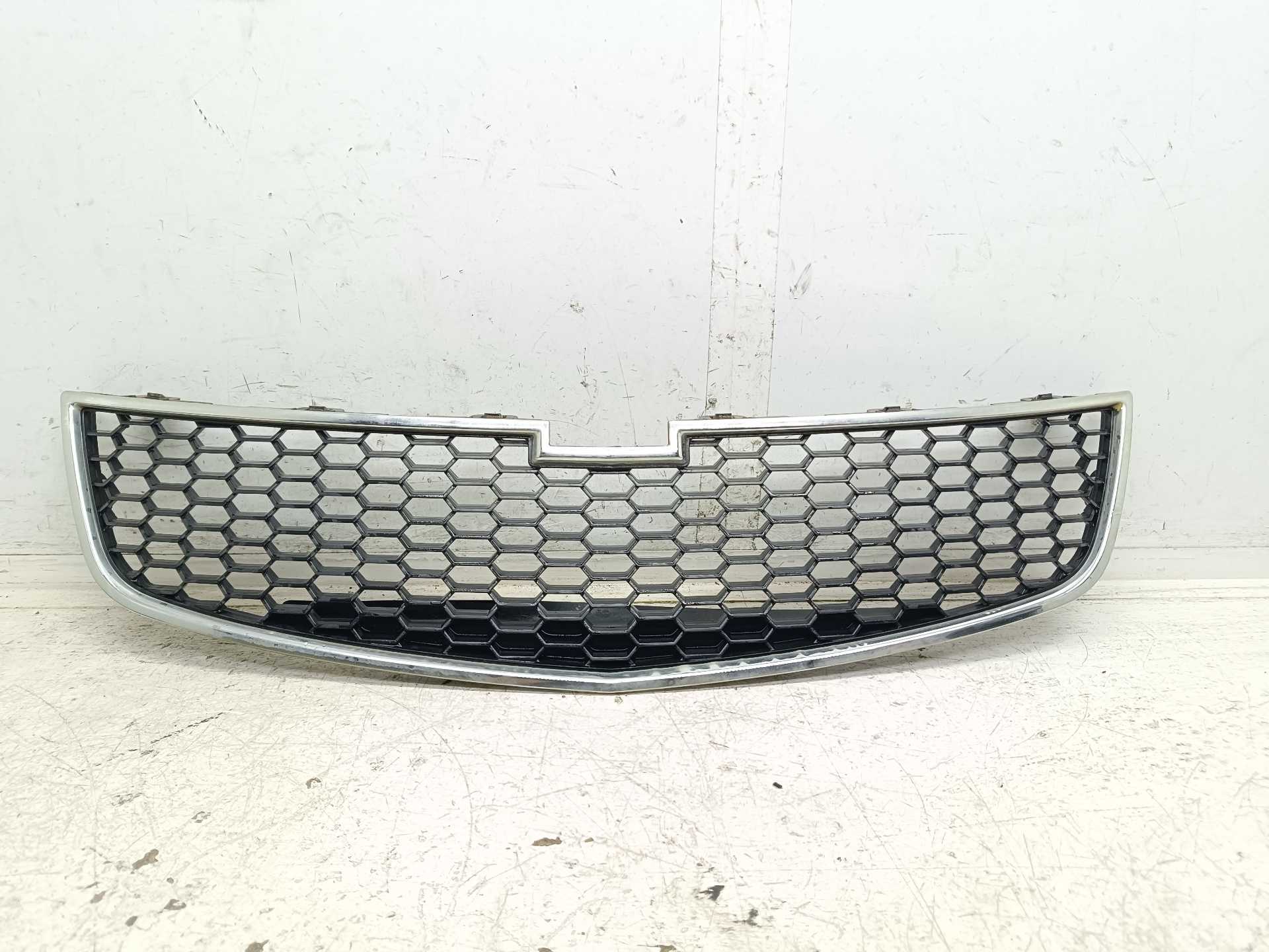 Recambio de rejilla paragolpes central para chevrolet cruze 2.0 diesel cat referencia OEM IAM 96850785  