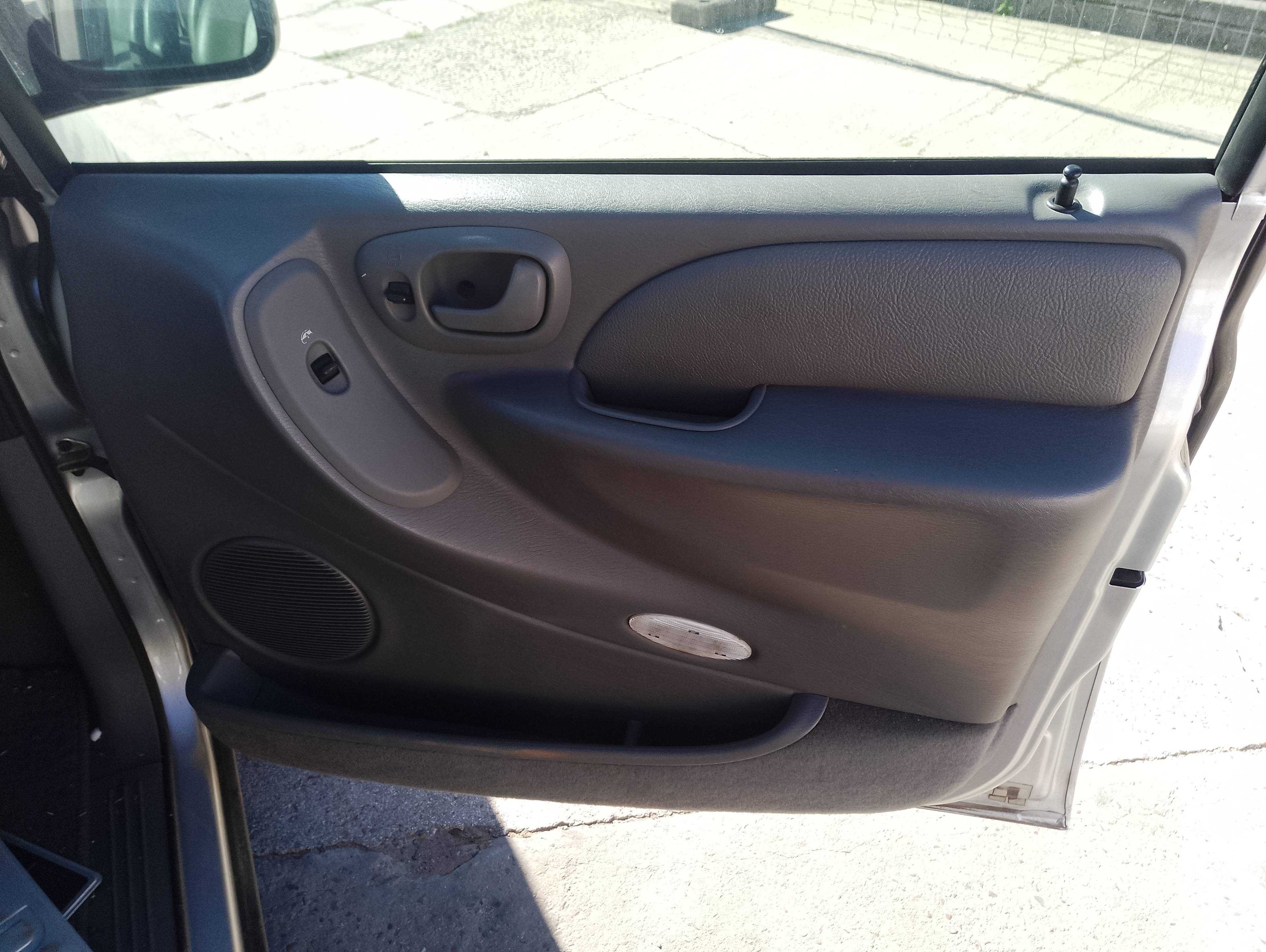 Recambio de guarnecido puerta delantera derecha para chrysler voyager (rg) 2.5 crd executive referencia OEM IAM   