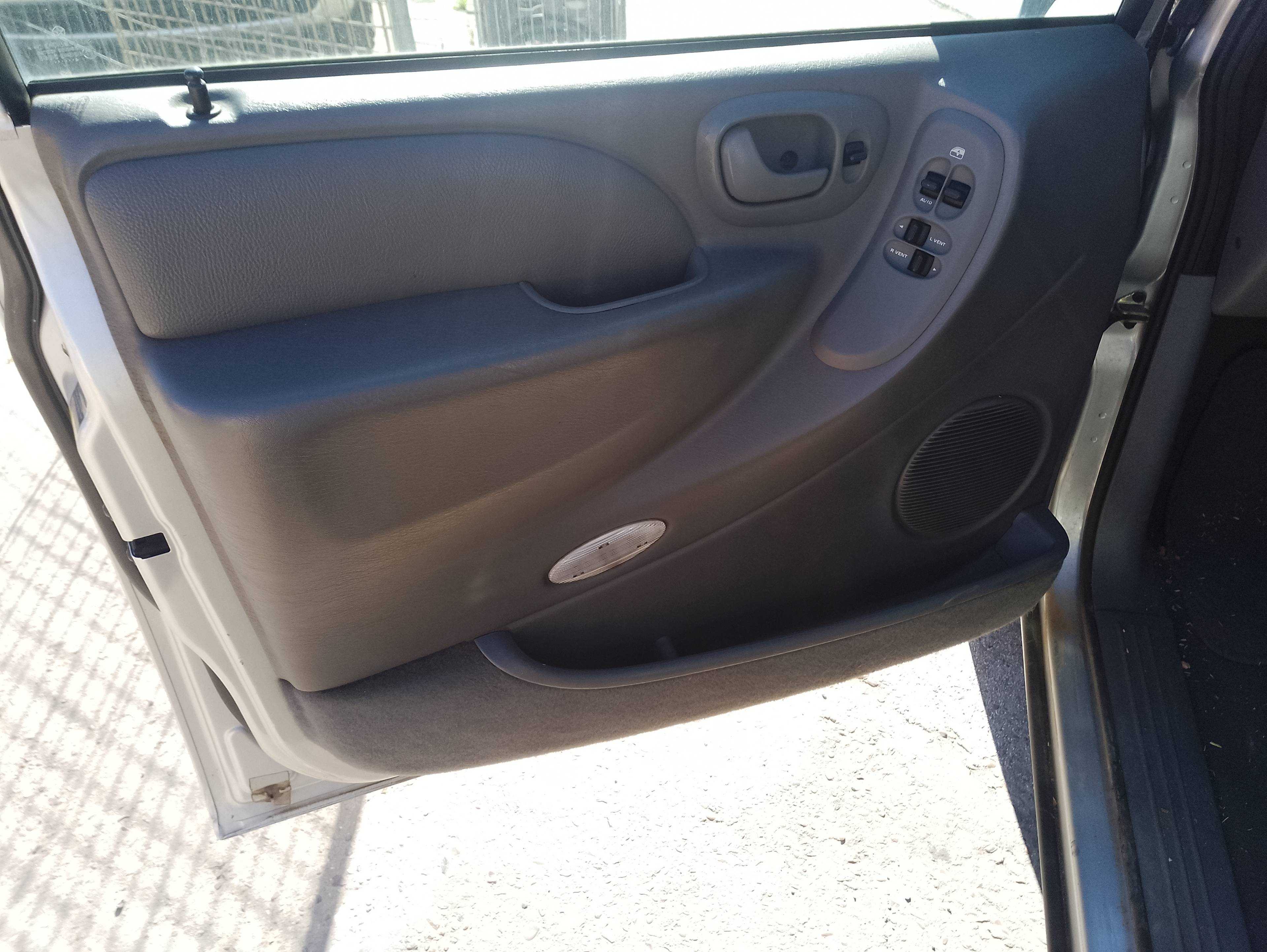 Recambio de guarnecido puerta delantera izquierda para chrysler voyager (rg) 2.5 crd executive referencia OEM IAM   