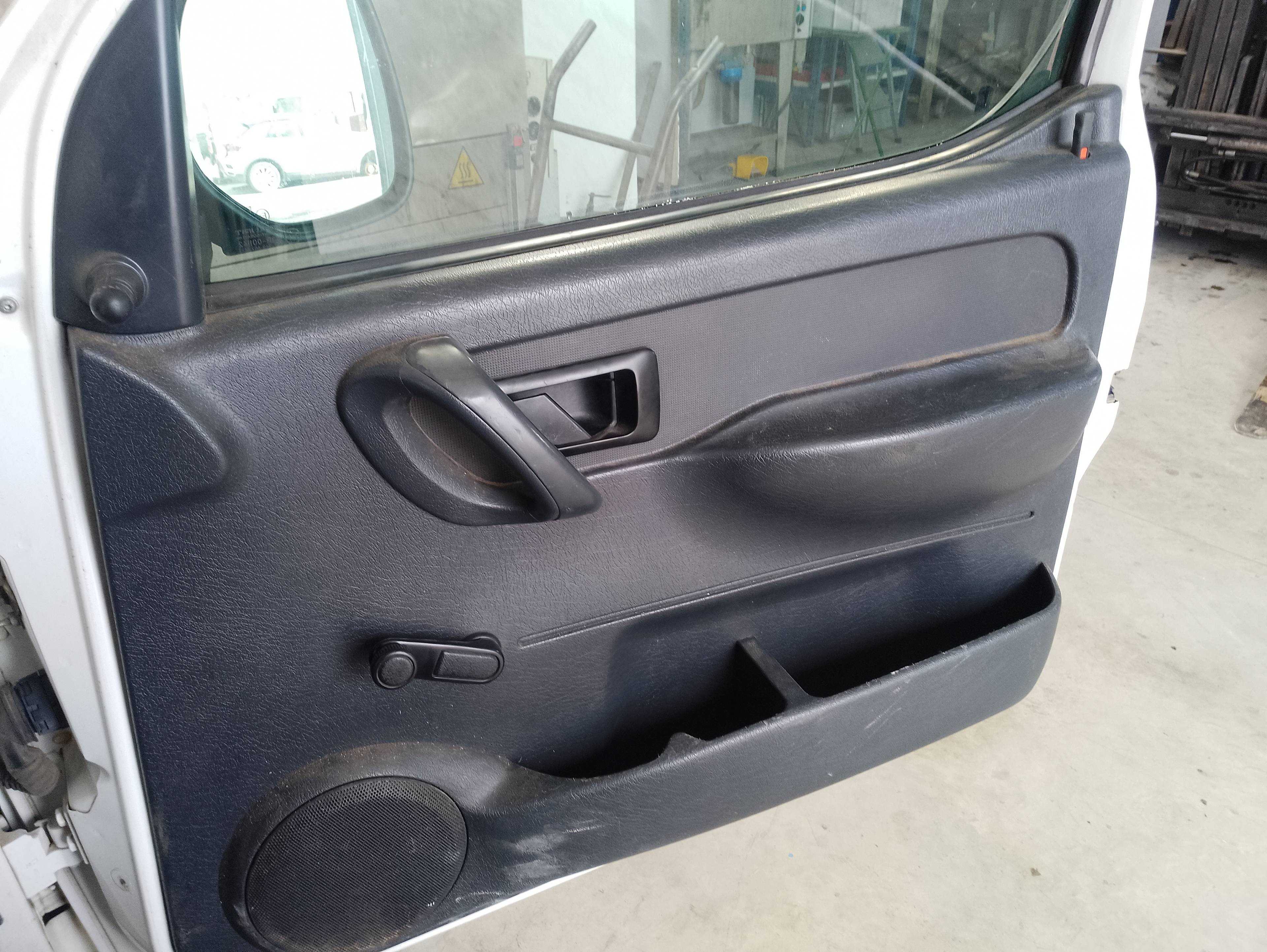 Recambio de guarnecido puerta delantera derecha para citroën berlingo hdi 75 600 first kasten referencia OEM IAM   