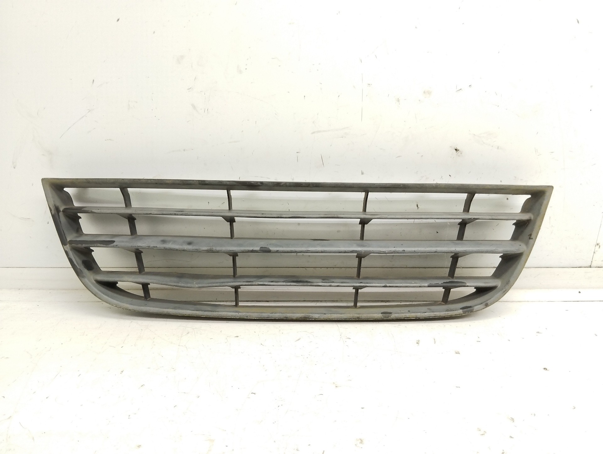 Recambio de rejilla paragolpes central para volkswagen polo (9n3) advance referencia OEM IAM 6Q0853677B  