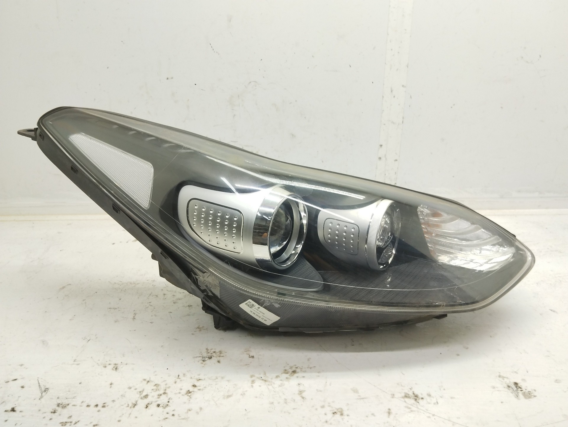 Recambio de faro derecho para kia sportage business 2wd referencia OEM IAM 92102F1010  