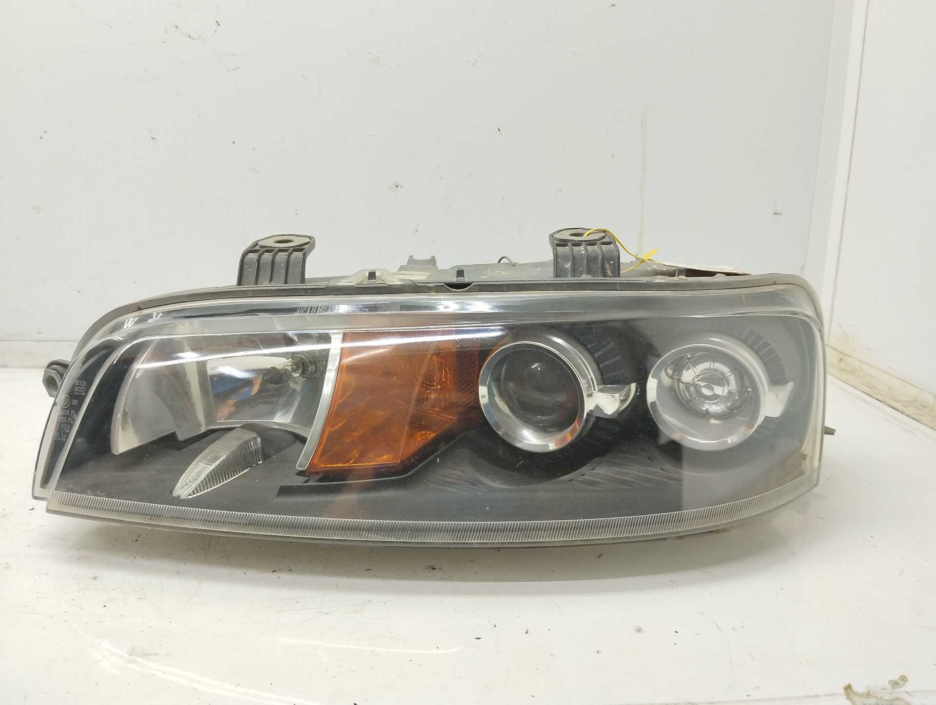 Recambio de faro izquierdo para fiat punto berlina (188) 1.9 diesel eco referencia OEM IAM 89100452008SX  