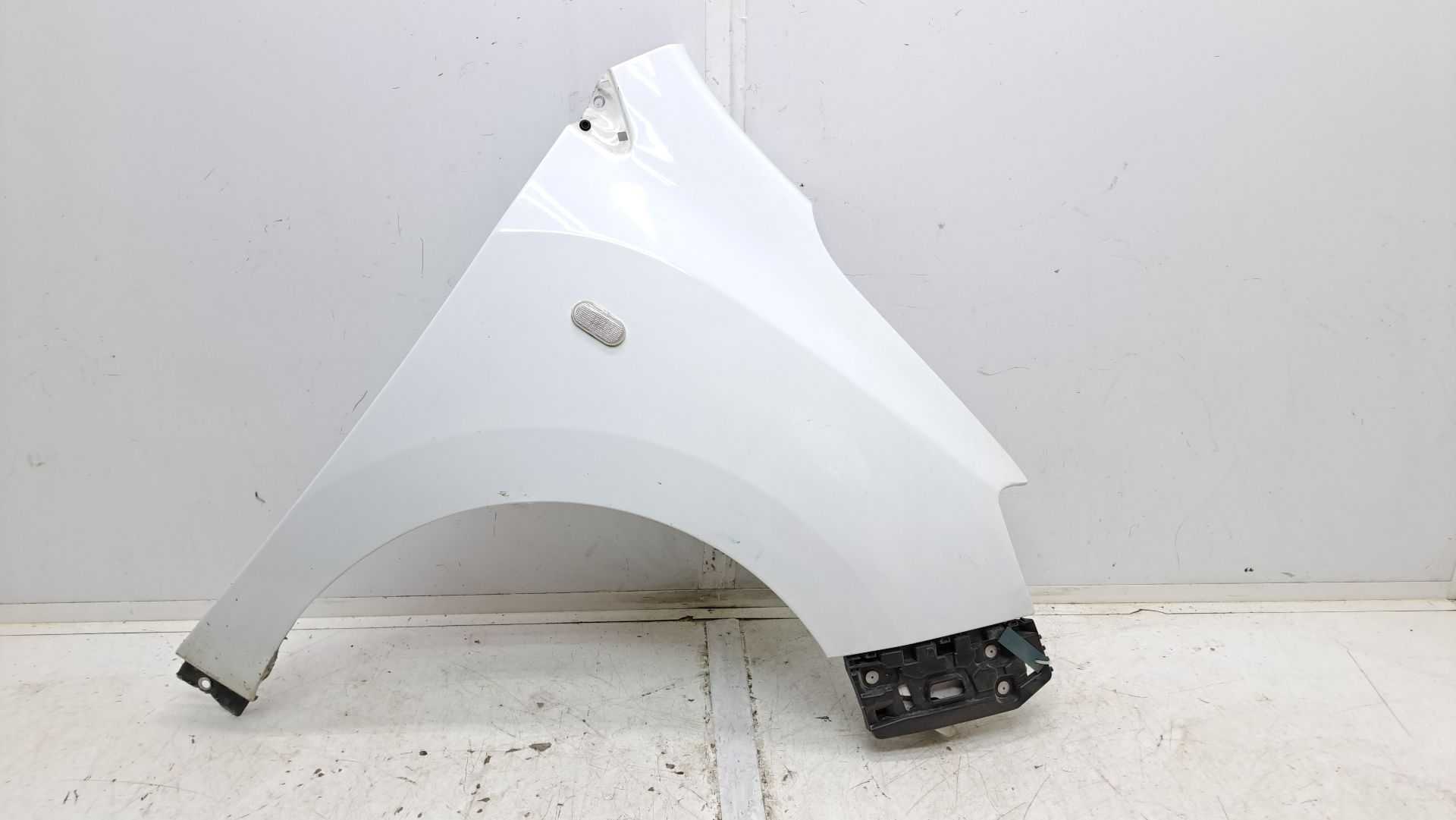 Recambio de aleta delantera derecha para dacia lodgy laureate referencia OEM IAM 260421830r  