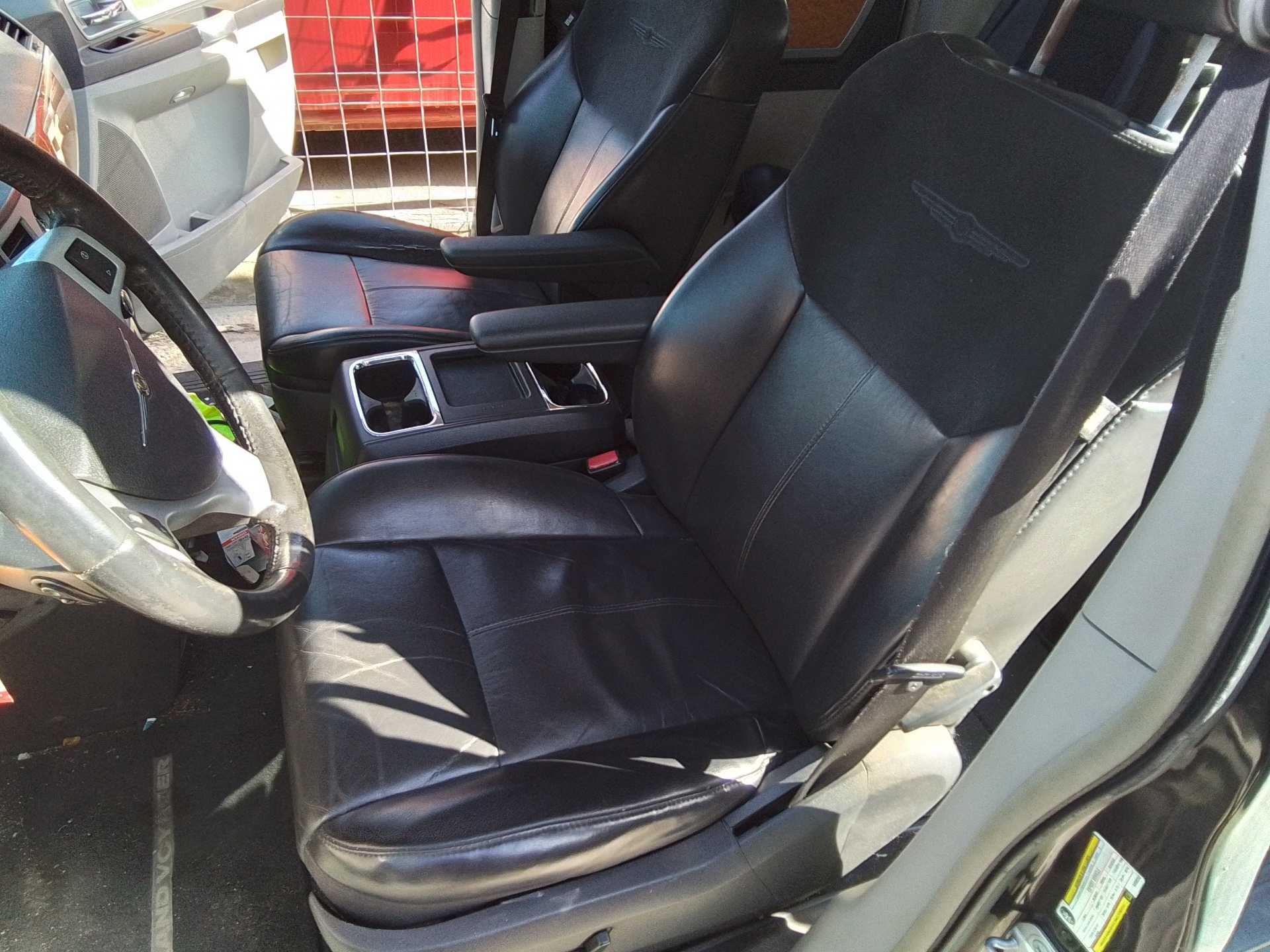 Recambio de asiento delantero izquierdo para chrysler grand voyager limited referencia OEM IAM   