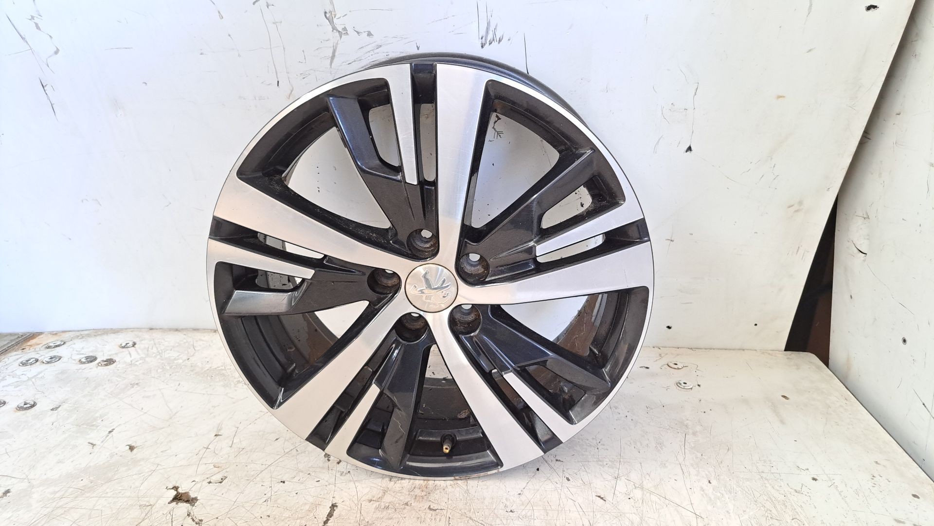 Recambio de llanta para peugeot 3008 active referencia OEM IAM r18 9809687377 