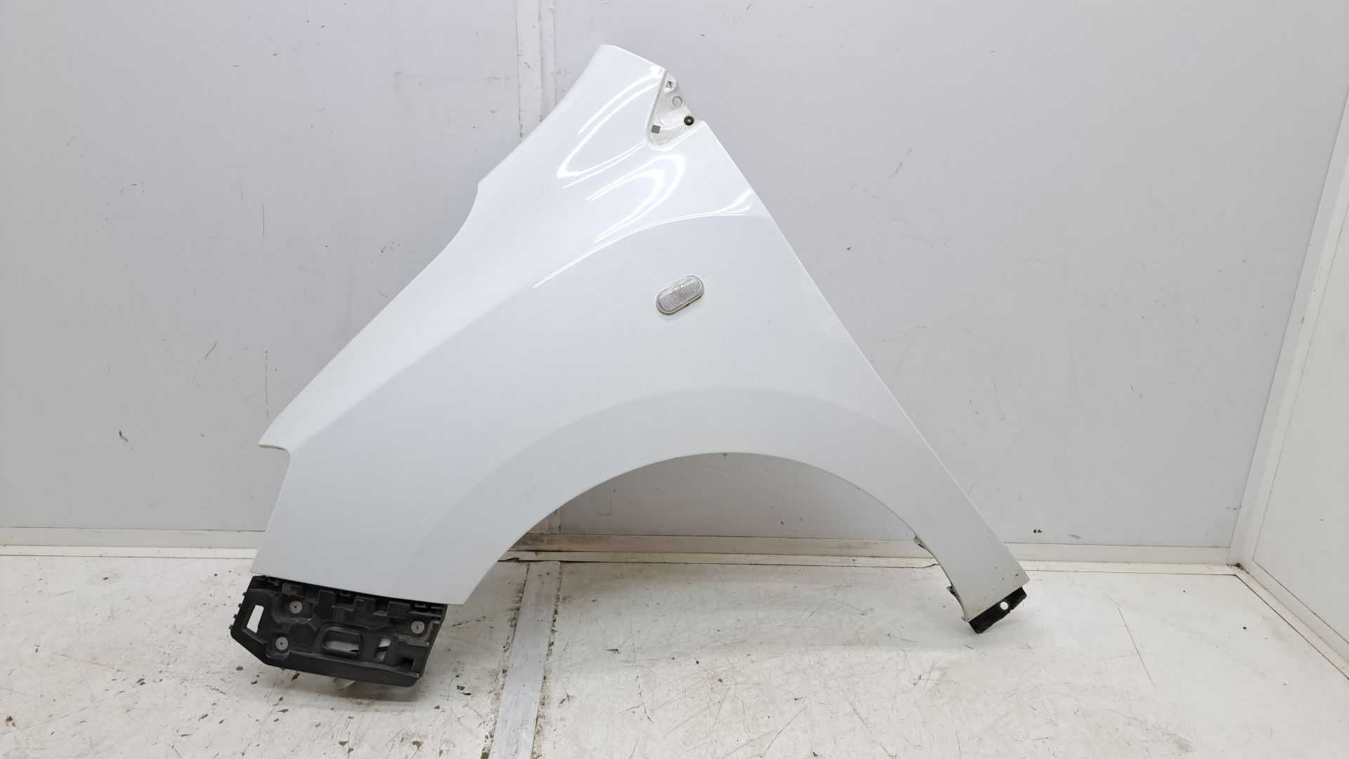 Recambio de aleta delantera izquierda para dacia lodgy laureate referencia OEM IAM 260928639r  