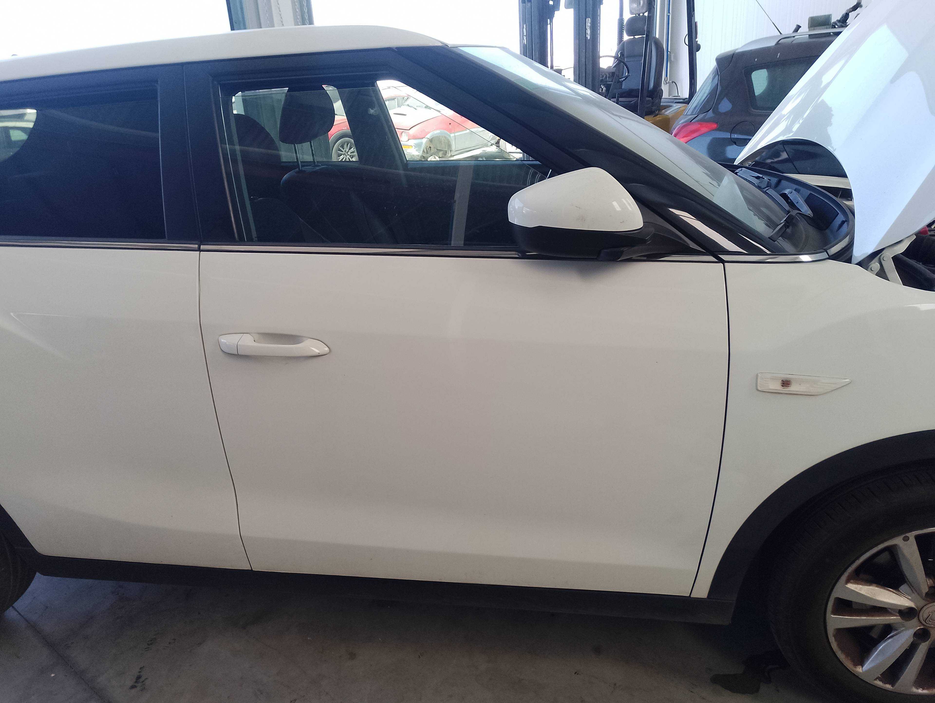 Recambio de puerta delantera derecha para ssangyong tivoli crystal 4x2 referencia OEM IAM   