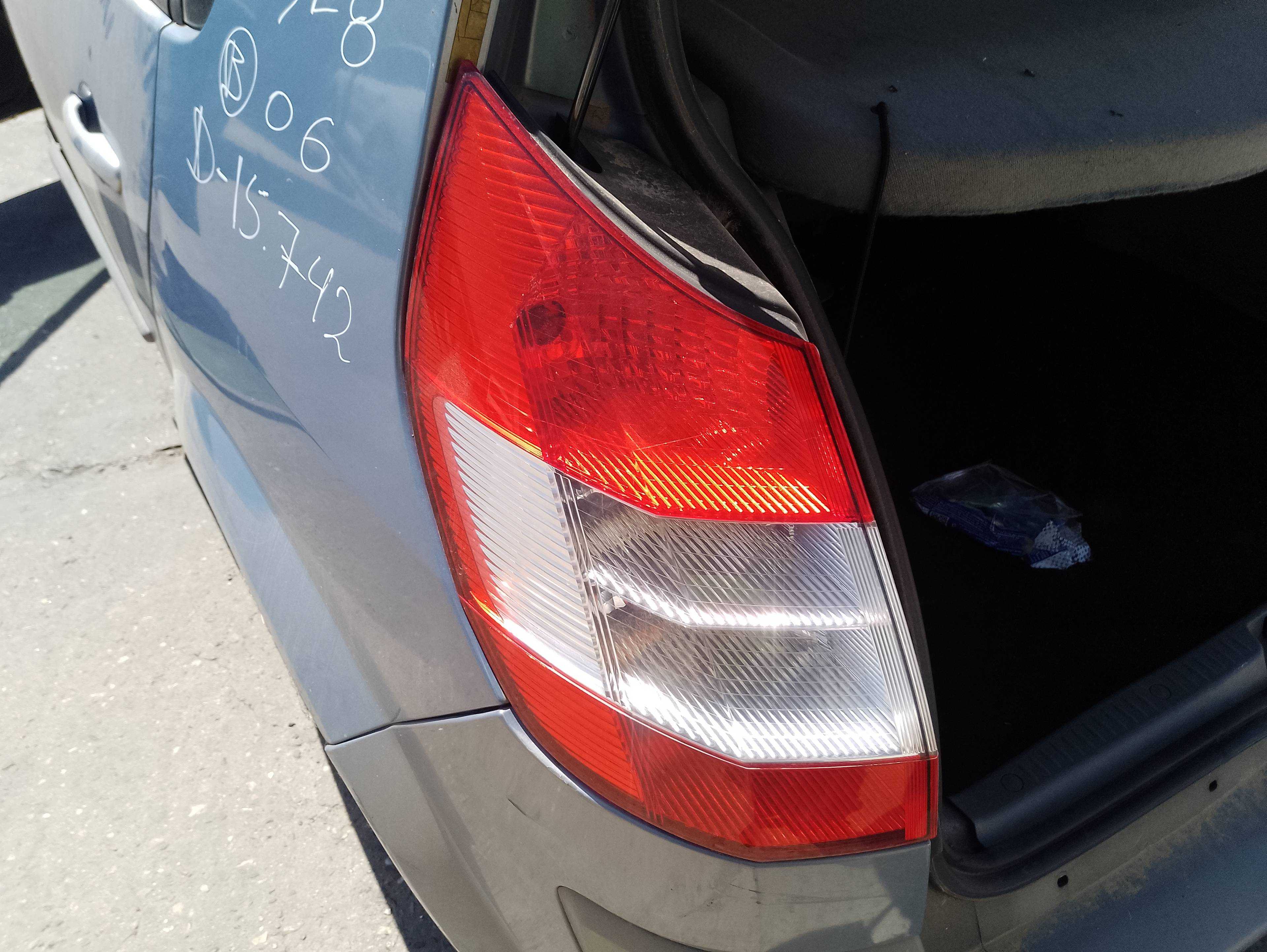 Recambio de piloto trasero izquierdo para renault scenic ii 1.9 dci diesel referencia OEM IAM   