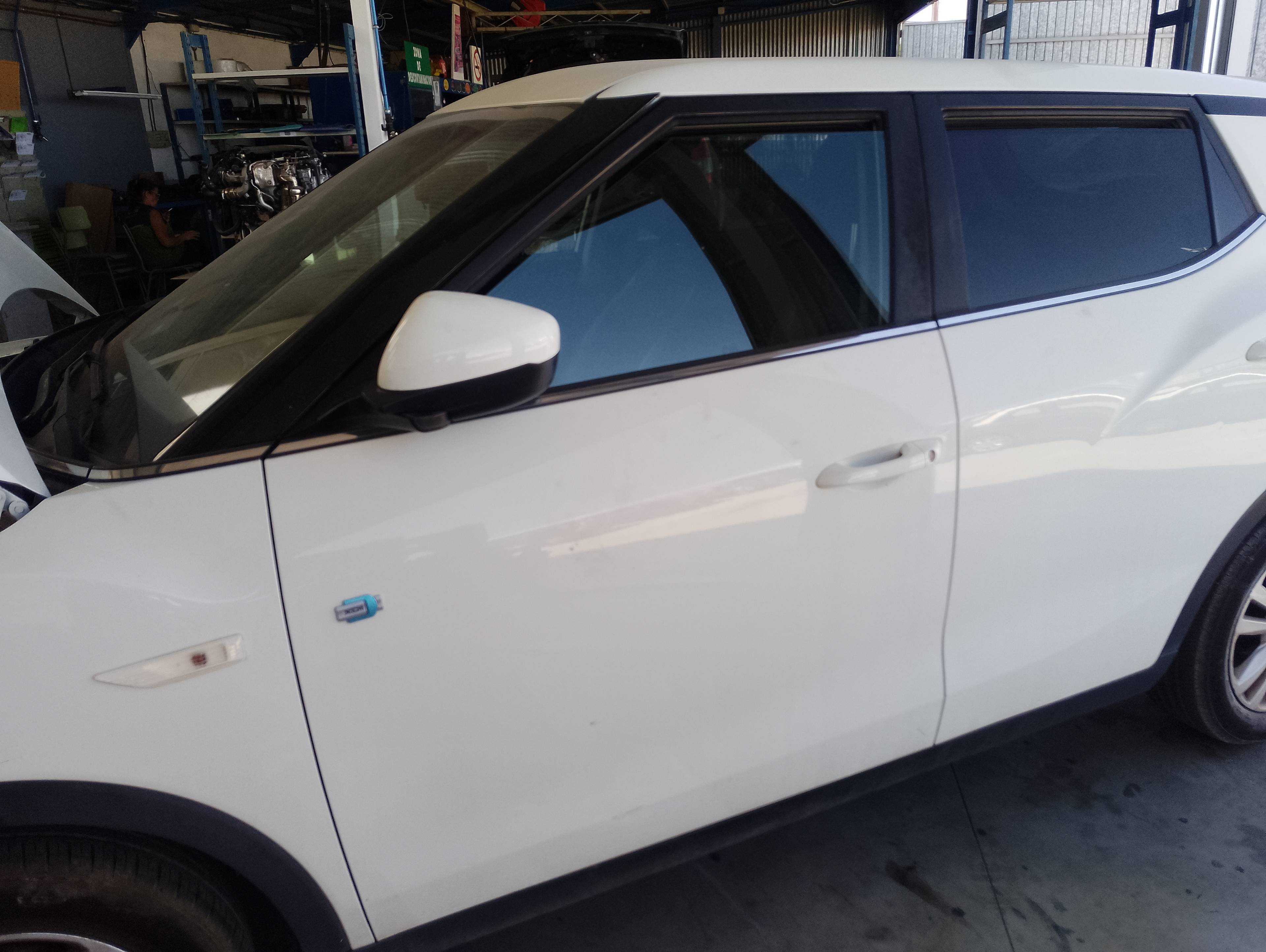 Recambio de puerta delantera izquierda para ssangyong tivoli crystal 4x2 referencia OEM IAM   