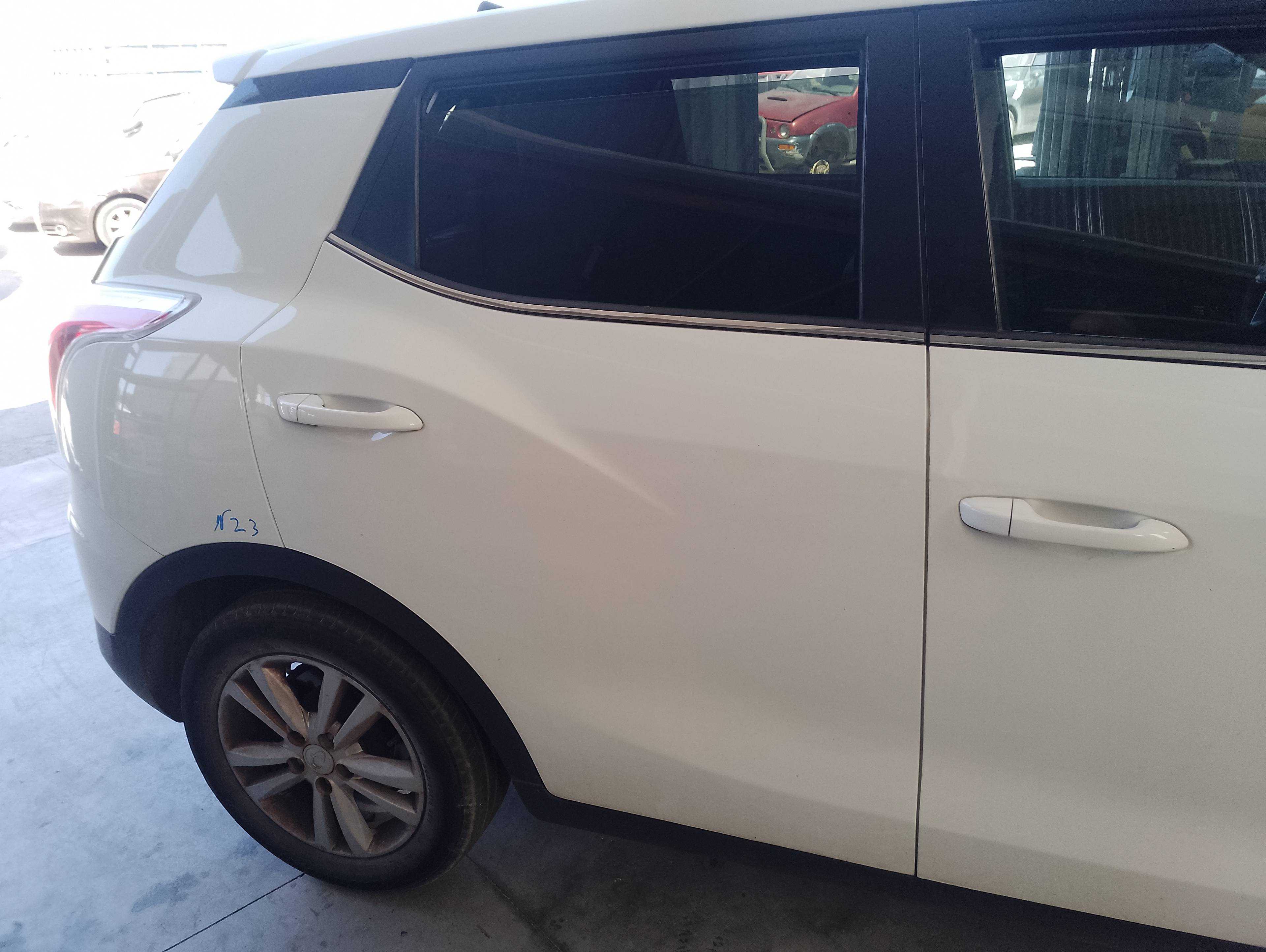 Recambio de puerta trasera derecha para ssangyong tivoli crystal 4x2 referencia OEM IAM   