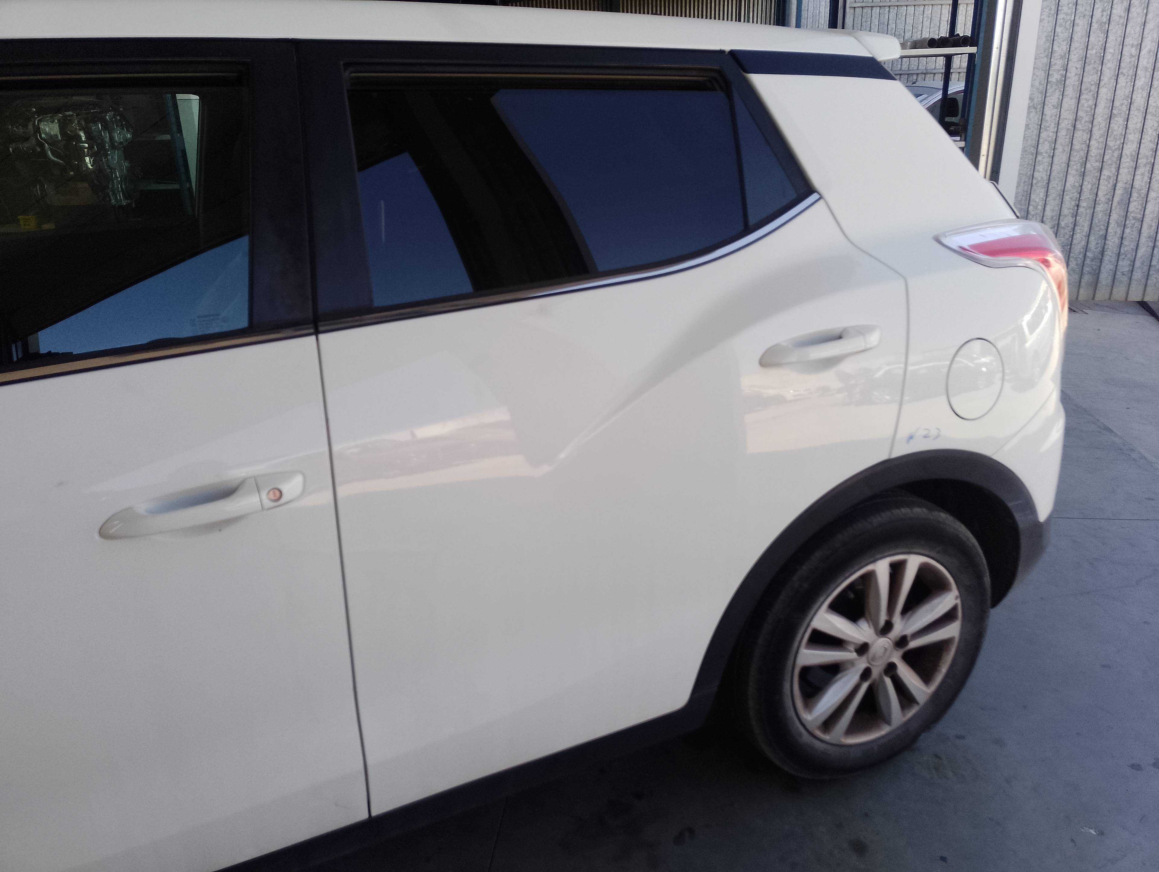 Recambio de puerta trasera izquierda para ssangyong tivoli crystal 4x2 referencia OEM IAM   