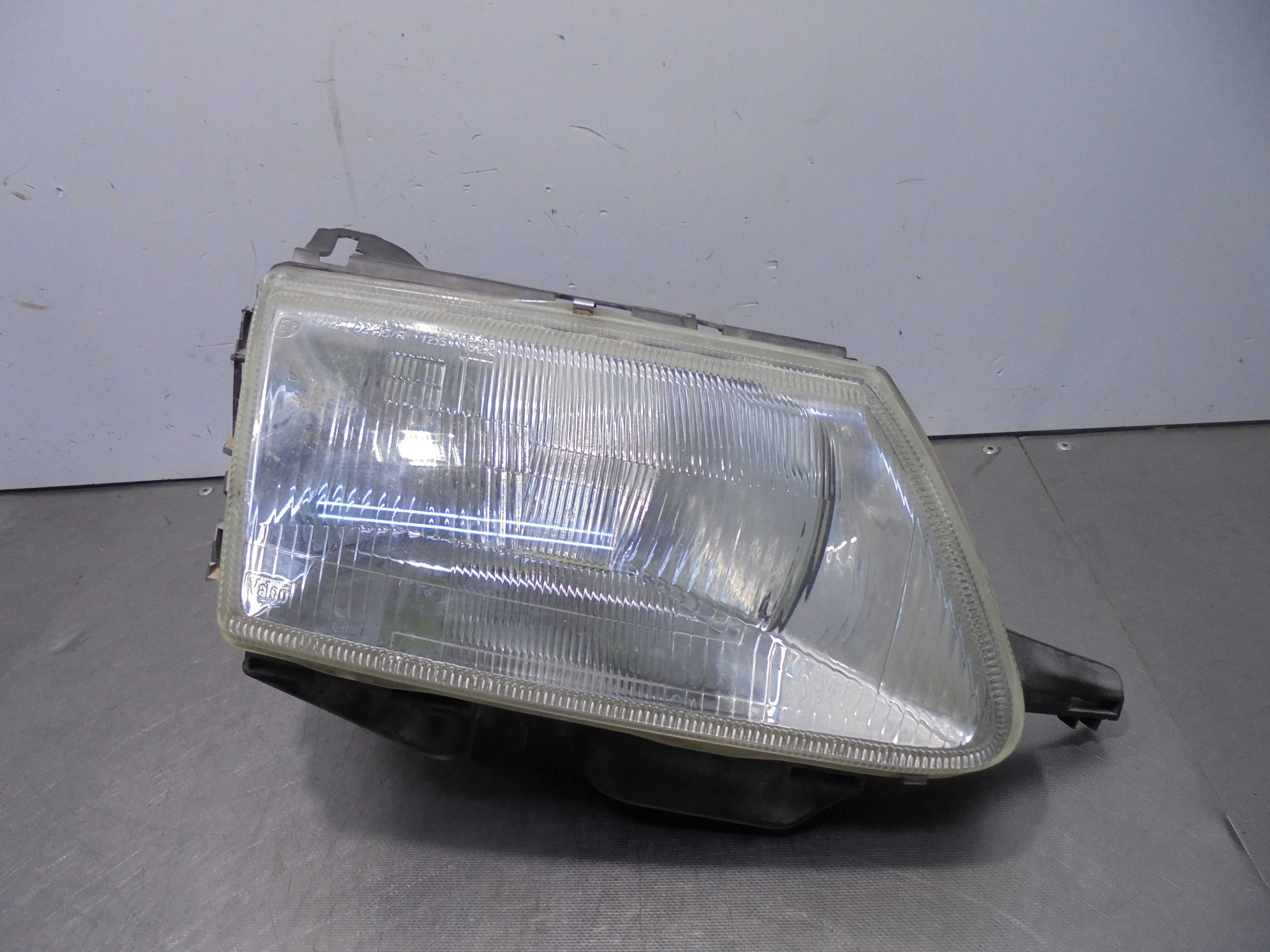 Recambio de faro derecho para citroën saxo 1.1 x referencia OEM IAM   