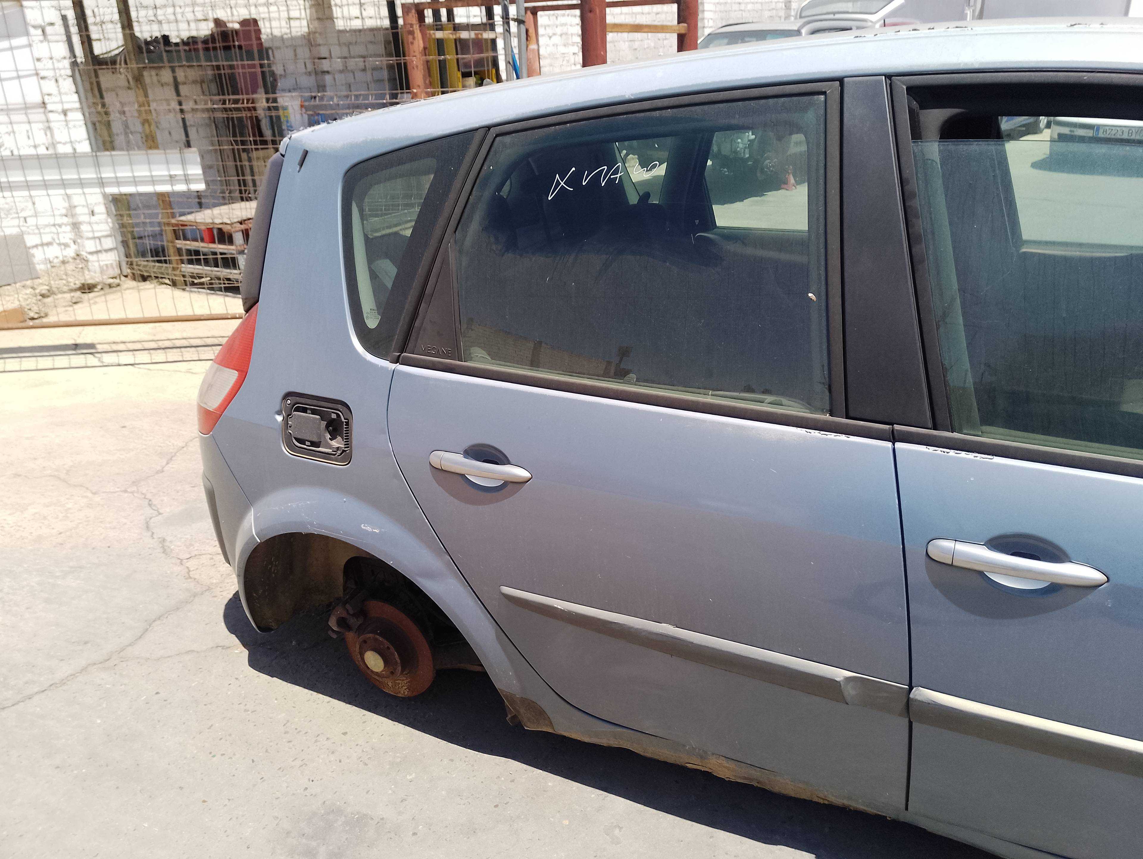 Recambio de puerta trasera derecha para renault scenic ii 1.9 dci diesel referencia OEM IAM   