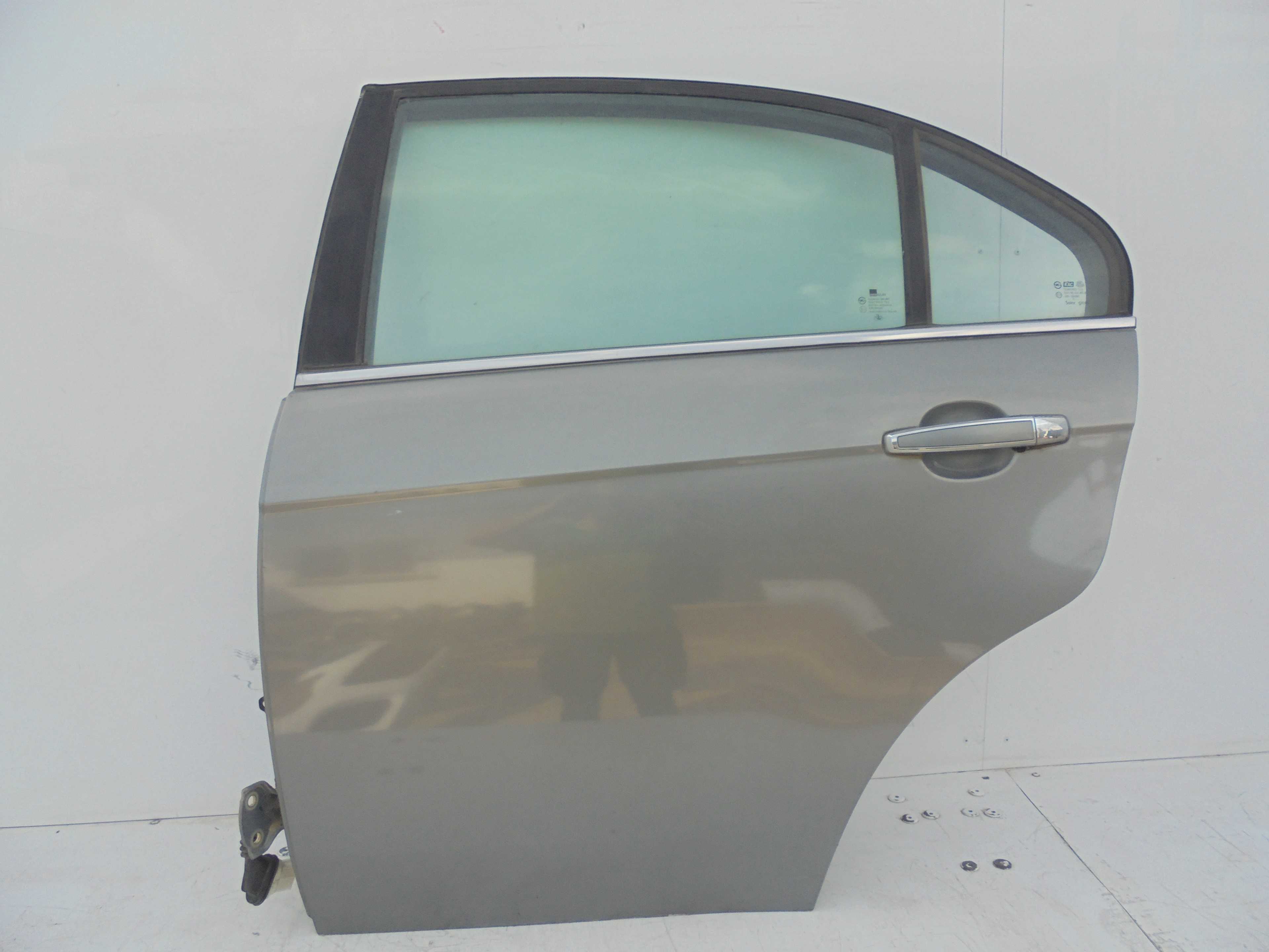 Recambio de puerta trasera izquierda para chevrolet epica 2.0 diesel cat referencia OEM IAM 96635657  