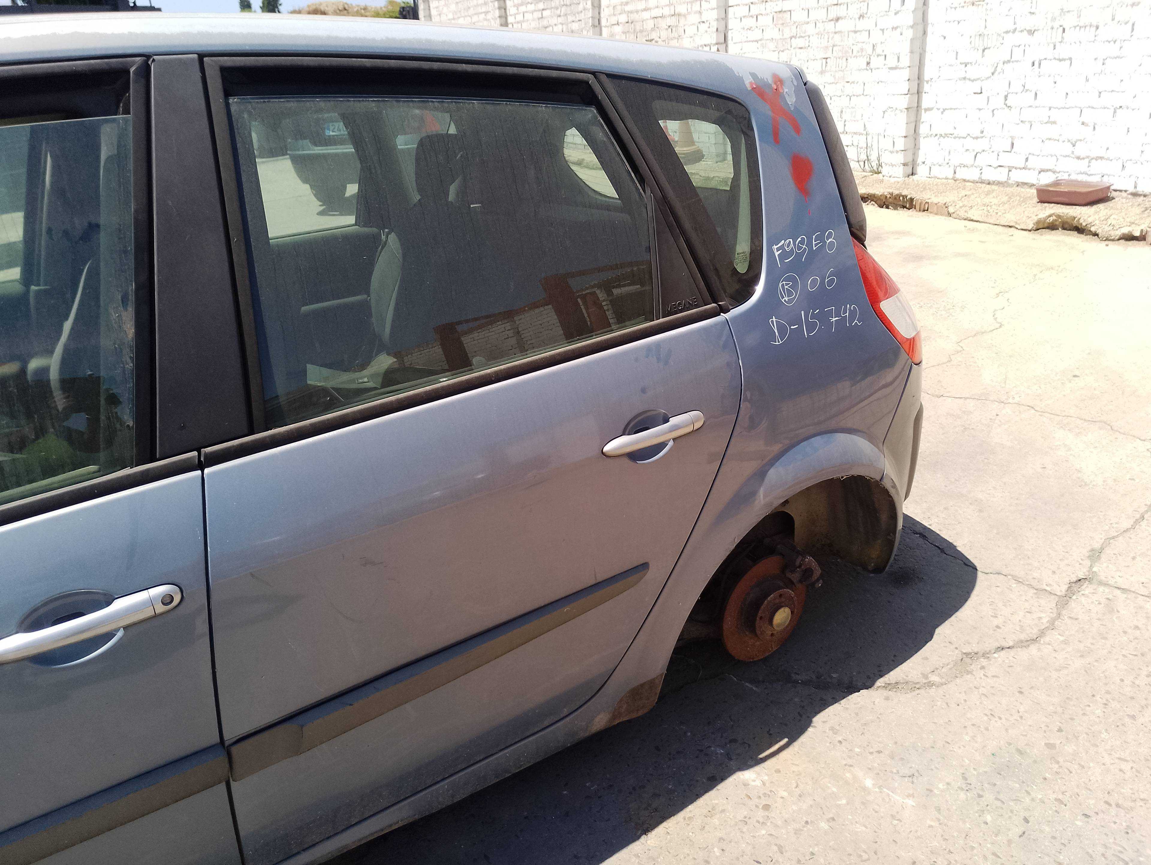 Recambio de puerta trasera izquierda para renault scenic ii 1.9 dci diesel referencia OEM IAM   