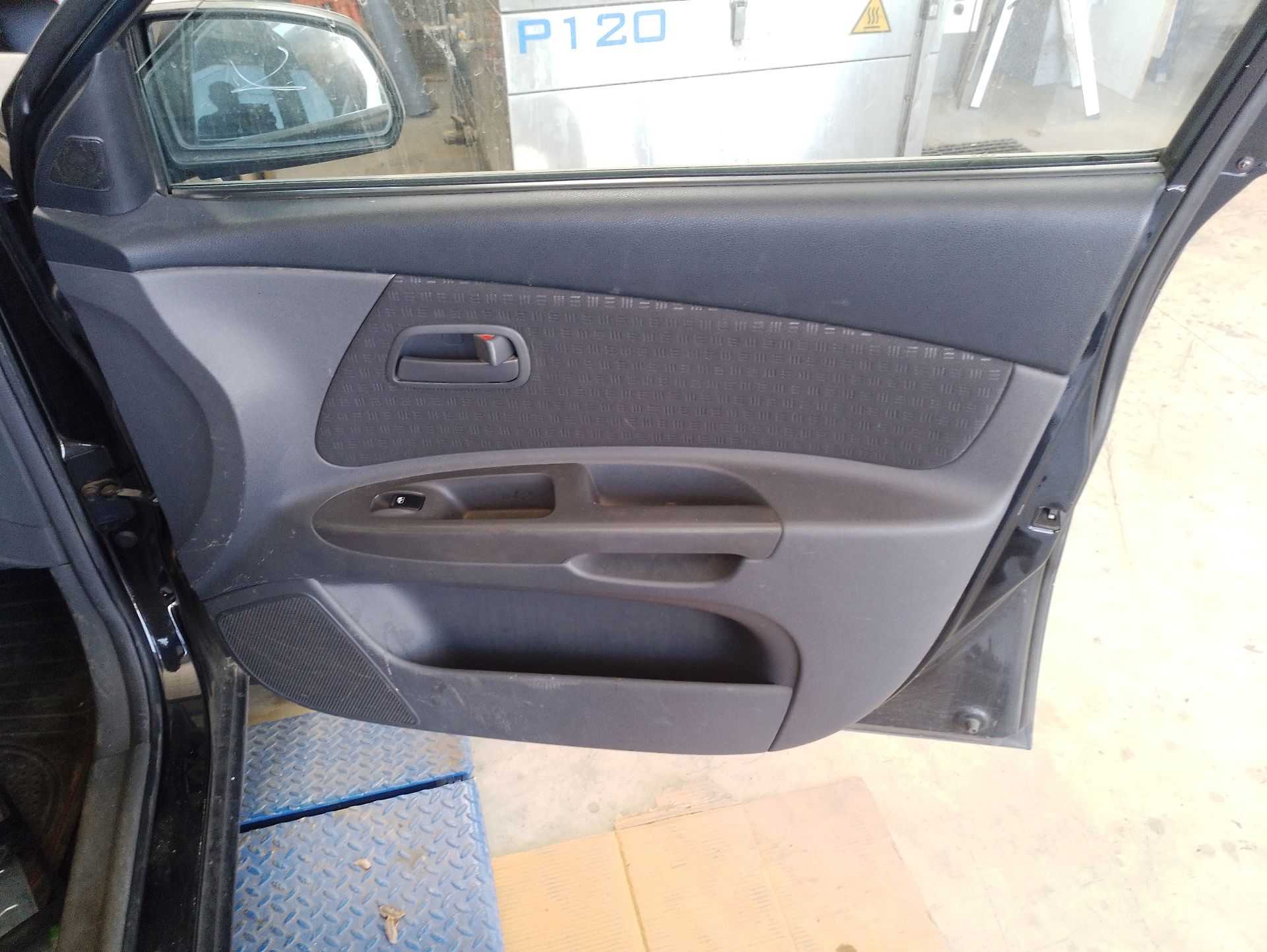 Recambio de guarnecido puerta delantera derecha para kia rio ii sedán (jb) 1.4 16v referencia OEM IAM   