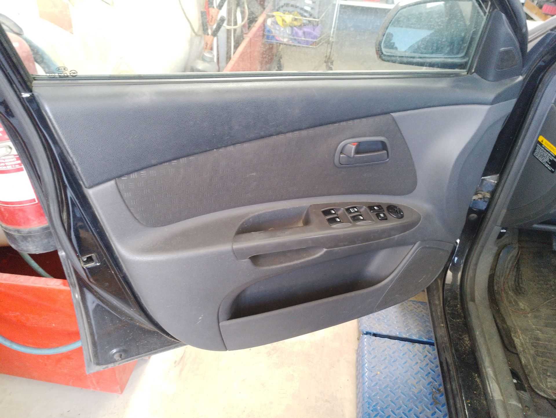 Recambio de guarnecido puerta delantera izquierda para kia rio ii sedán (jb) 1.4 16v referencia OEM IAM   
