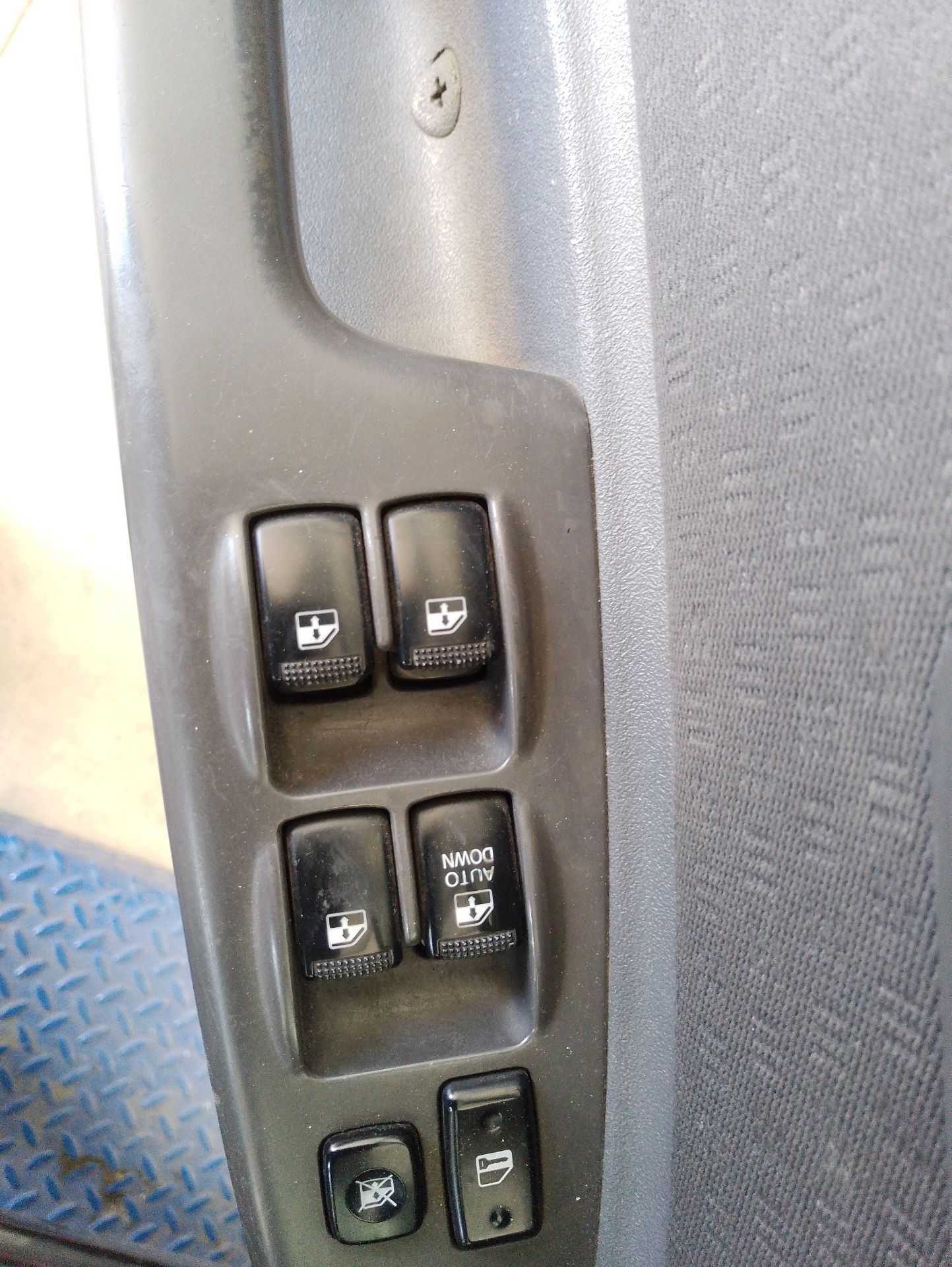 Recambio de mando elevalunas delantero izquierdo para kia rio ii sedán (jb) 1.4 16v referencia OEM IAM   