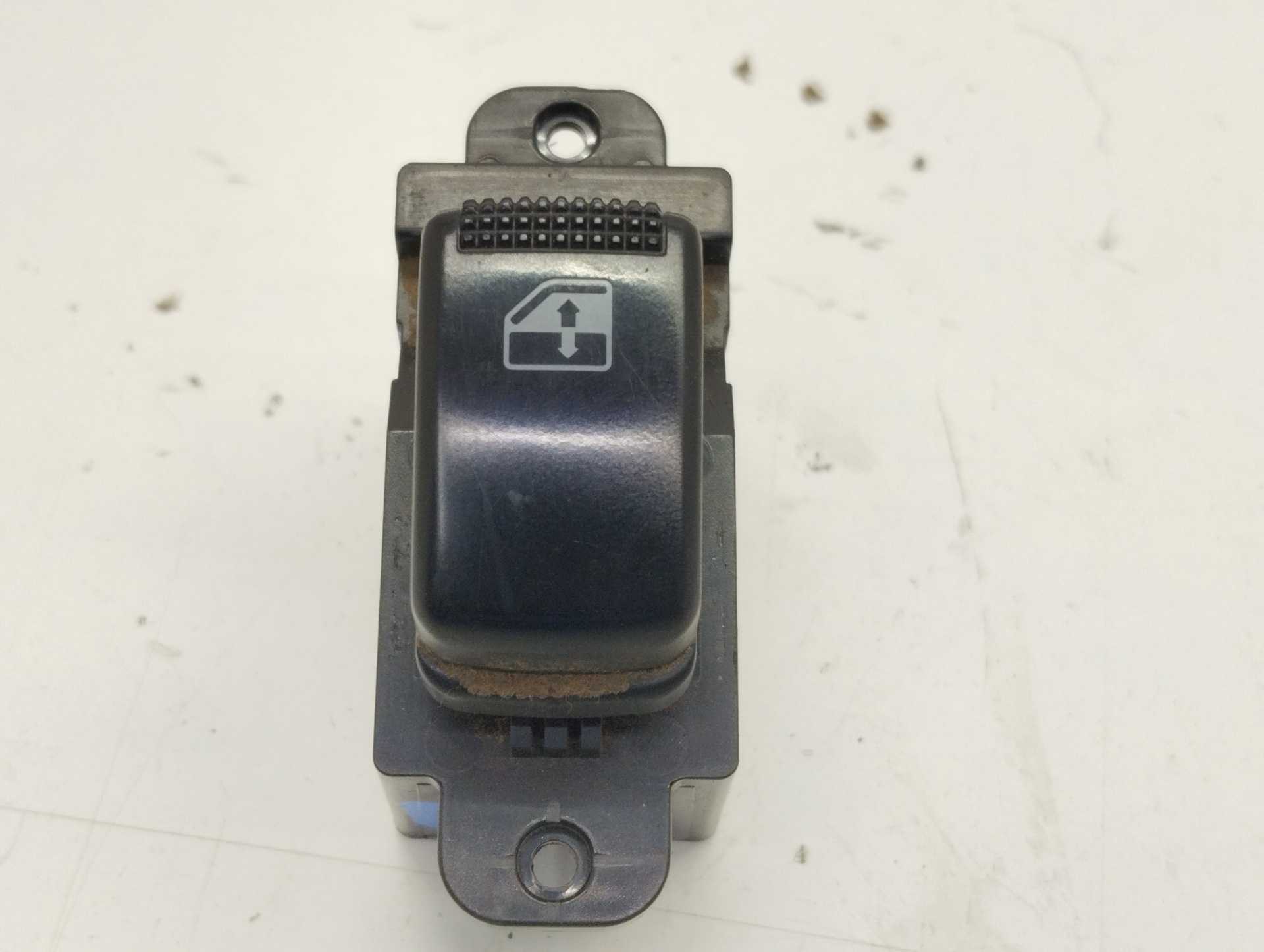 Recambio de mando elevalunas delantero derecho para kia carnival ii 2.9 cdri ex referencia OEM IAM 8357820000  