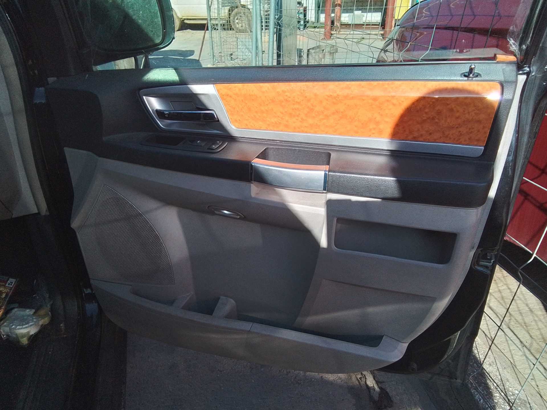 Recambio de guarnecido puerta delantera derecha para chrysler grand voyager limited referencia OEM IAM   