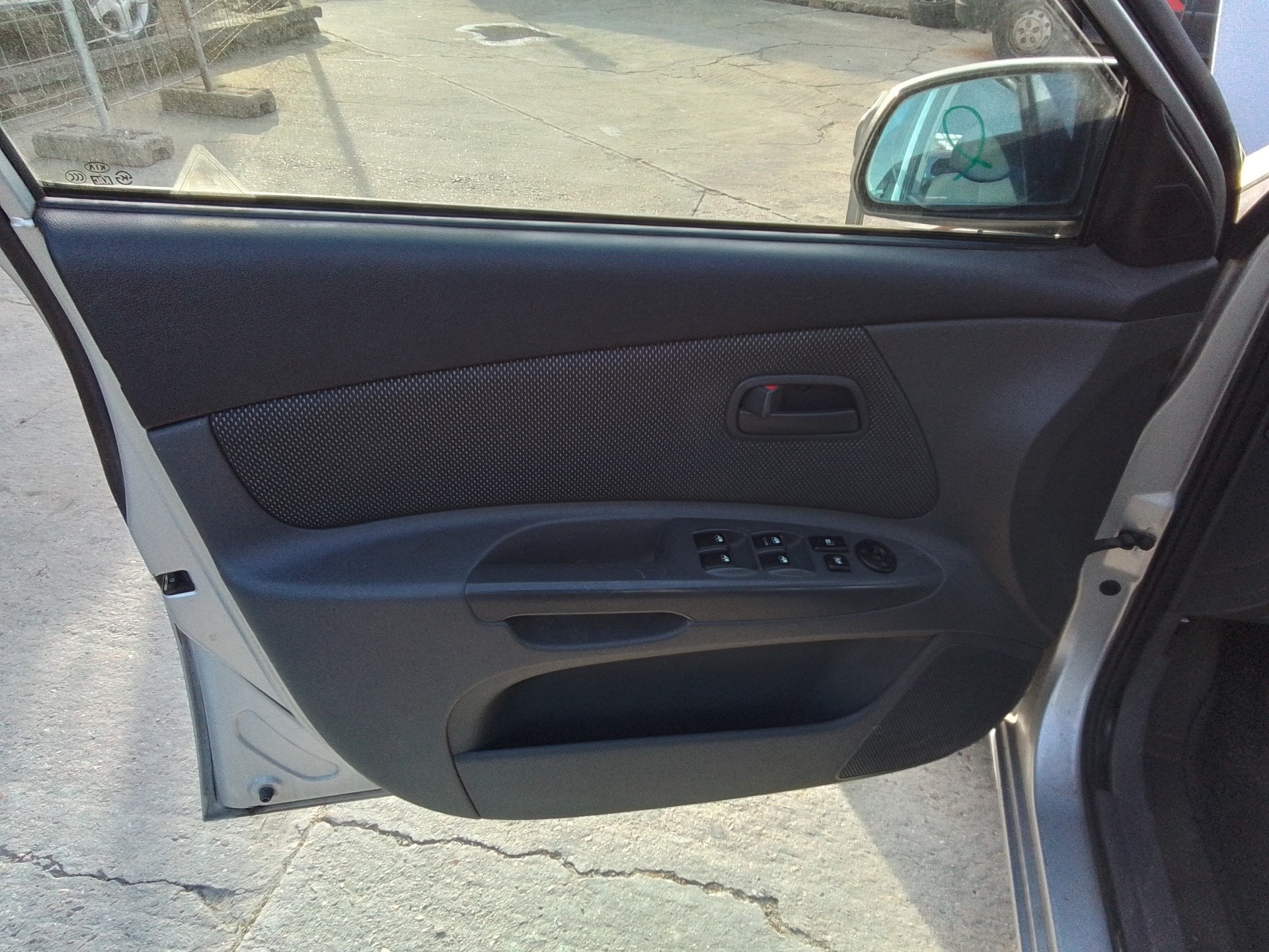 Recambio de guarnecido puerta delantera izquierda para kia rio 1.4 cat referencia OEM IAM   