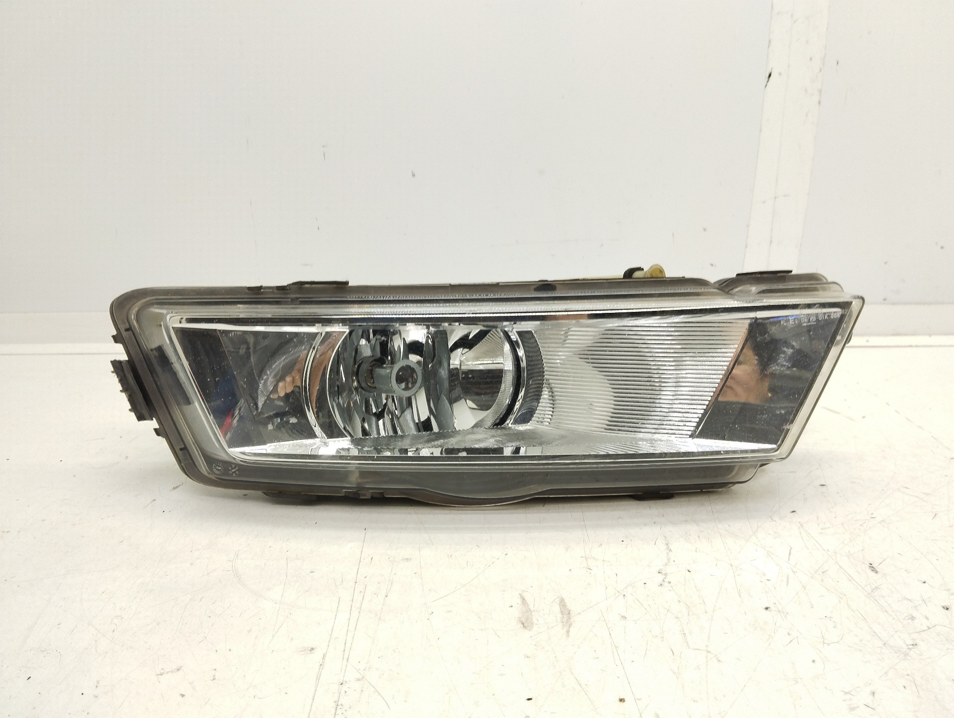 Recambio de faro antiniebla derecho para skoda rapid 1.6 tdi dpf referencia OEM IAM 5JA944700  
