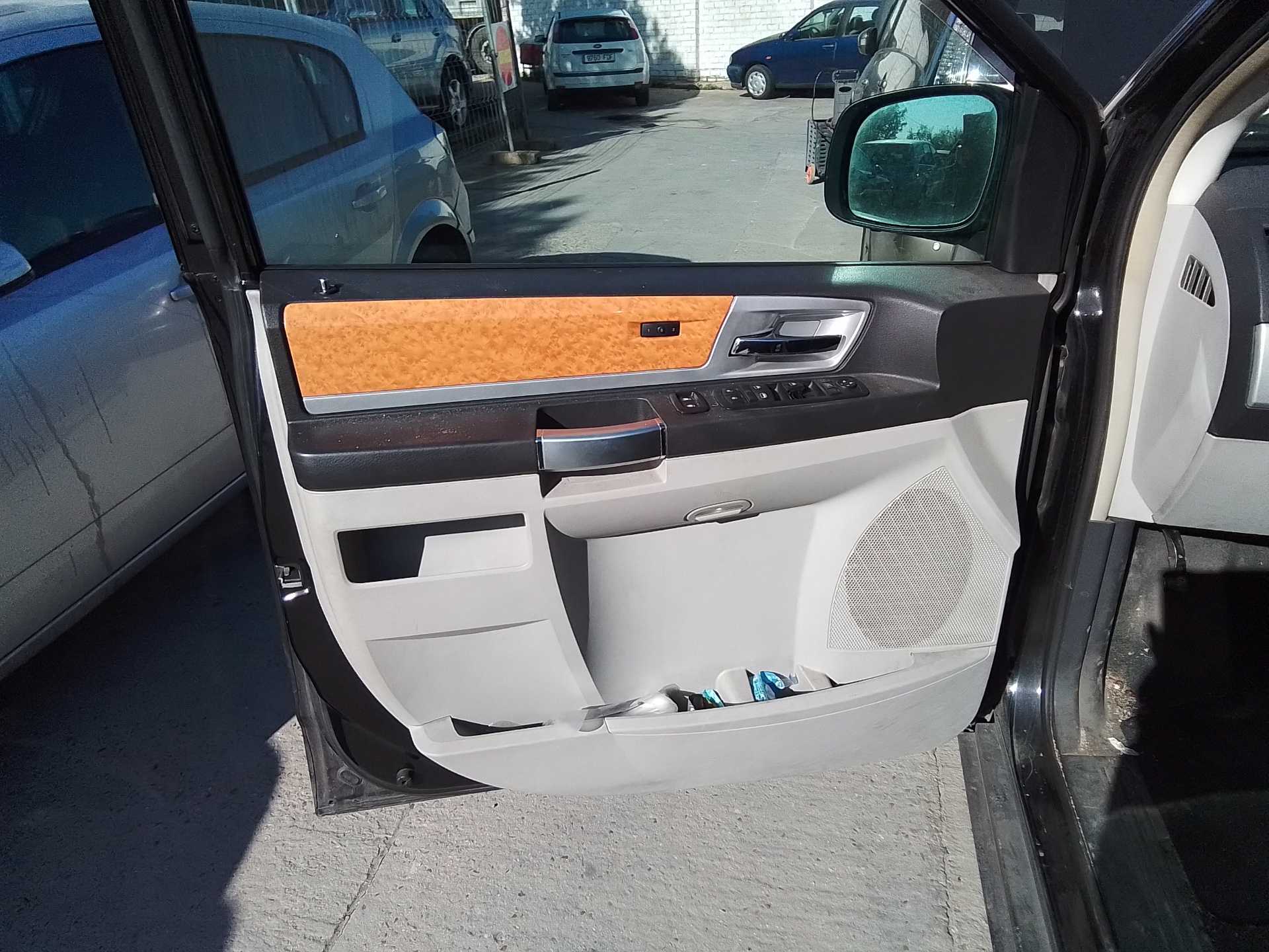 Recambio de guarnecido puerta delantera izquierda para chrysler grand voyager limited referencia OEM IAM   