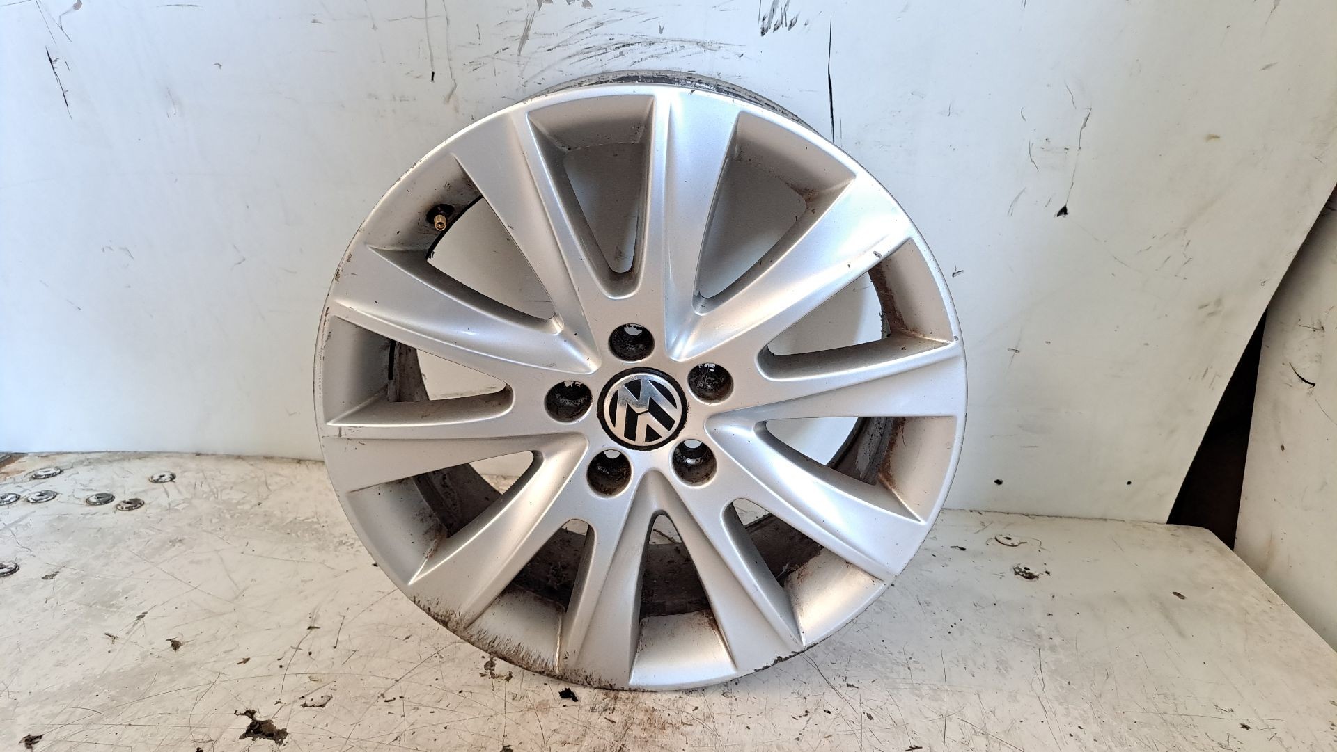Recambio de llanta para volkswagen tiguan (5n1) 2.0 tdi referencia OEM IAM r17 5n0601025m 