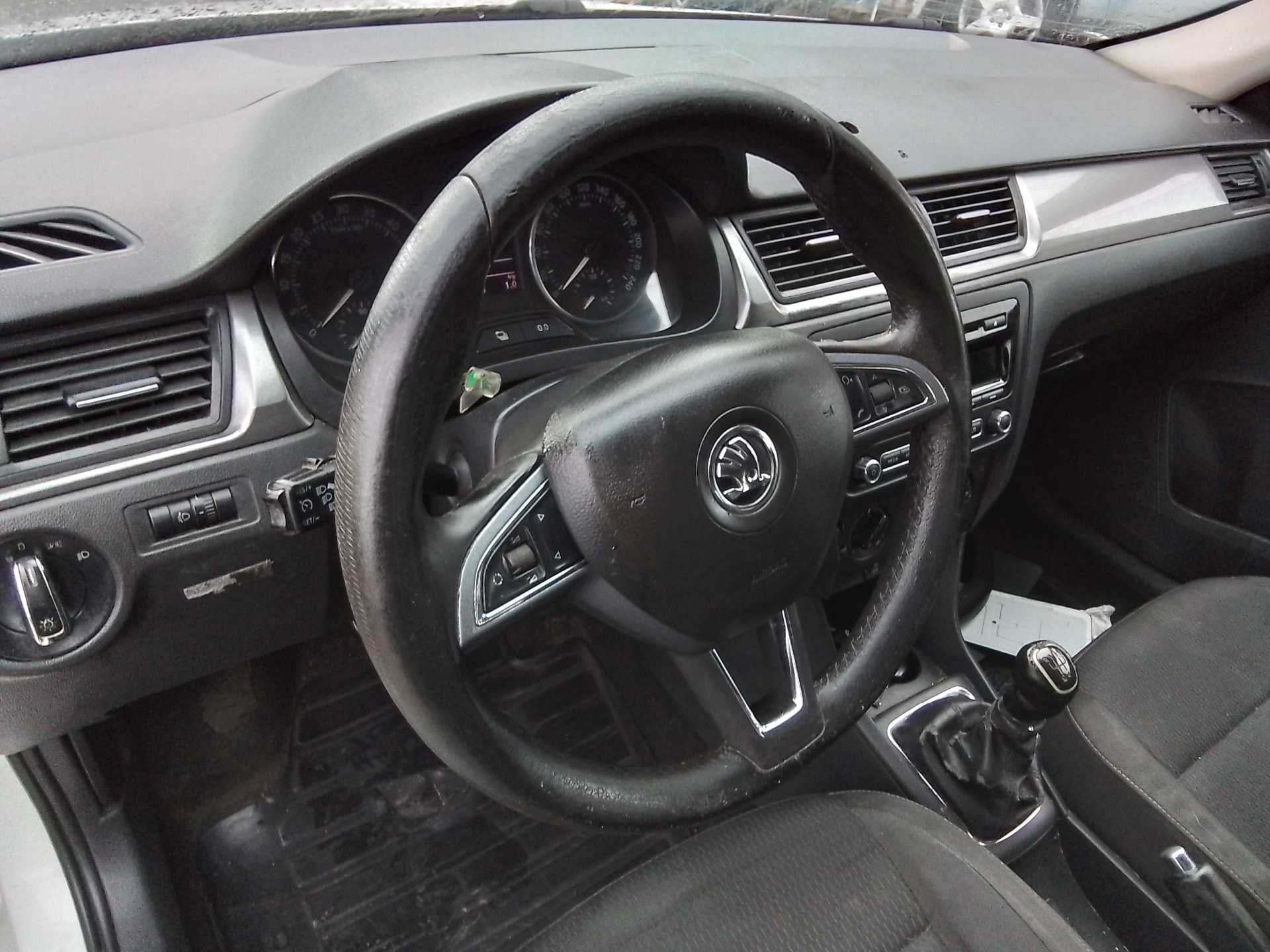 Recambio de volante para skoda rapid 1.6 tdi dpf referencia OEM IAM   