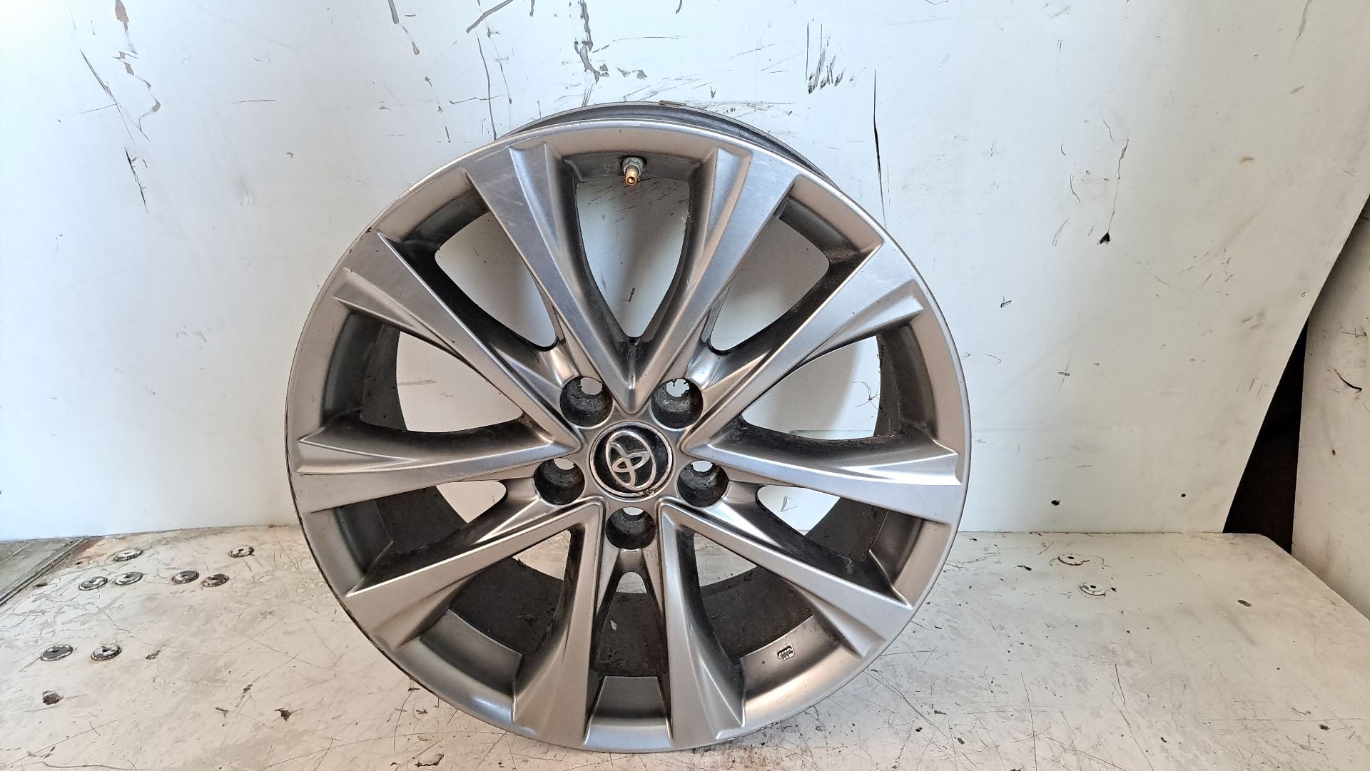 Recambio de llanta para toyota rav 4 advance referencia OEM IAM r18  