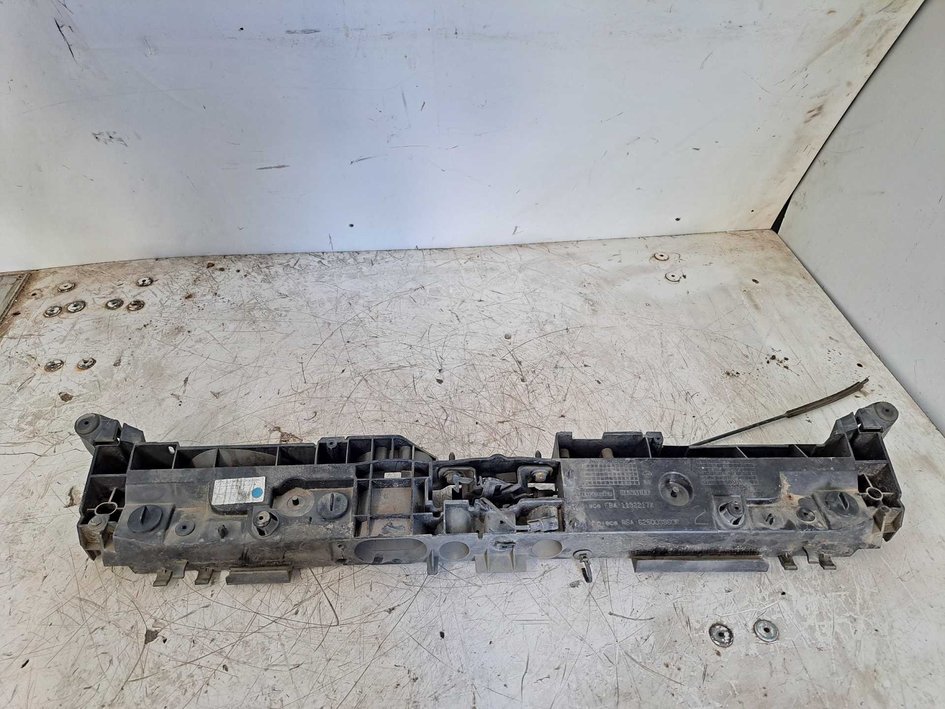 Recambio de travesaño superior para renault clio iv 1.5 dci referencia OEM IAM 625003860R  