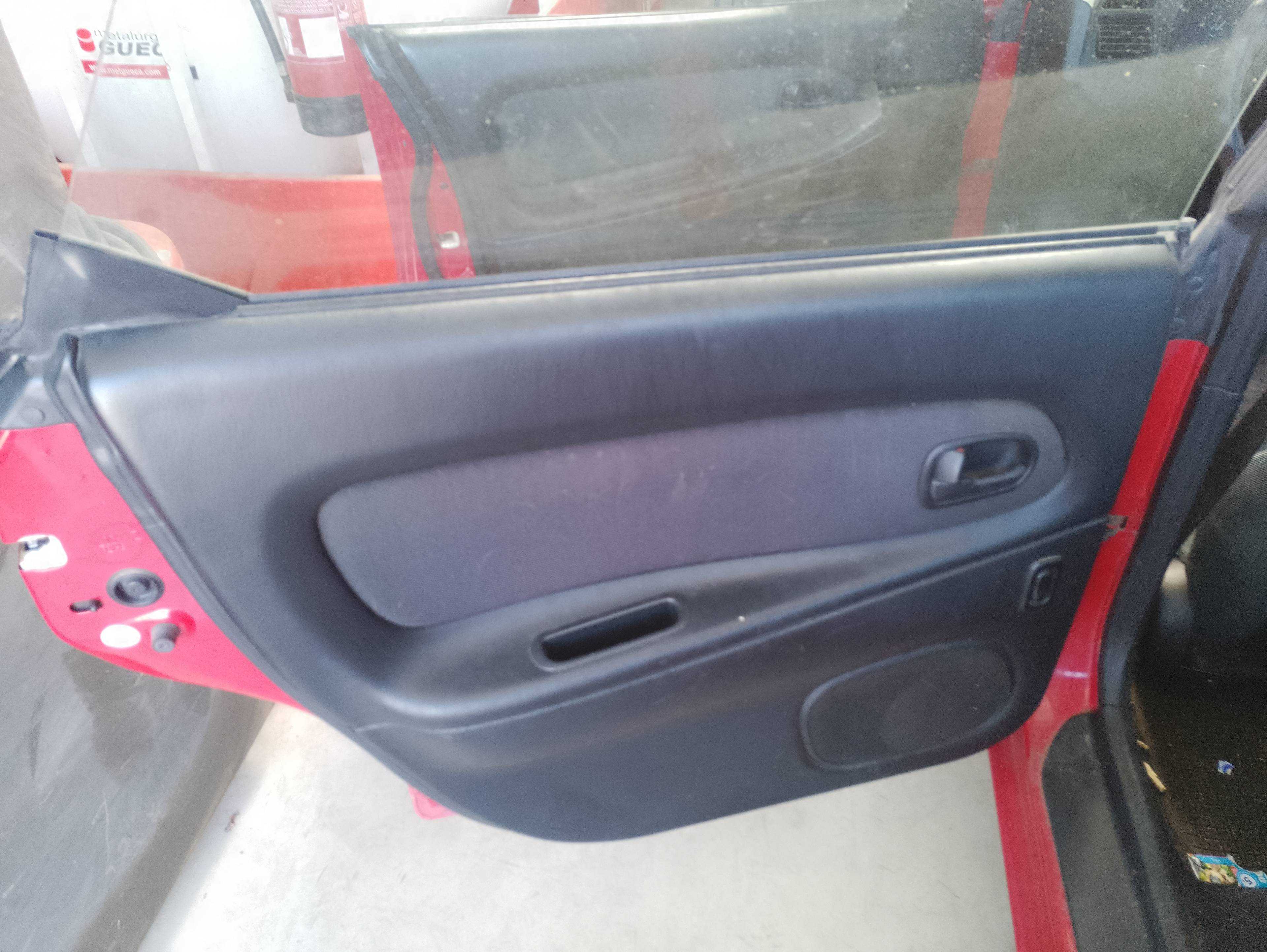 Recambio de guarnecido puerta trasera izquierda para mazda 323 berlina c/f/s (ba) 1.5 c referencia OEM IAM   