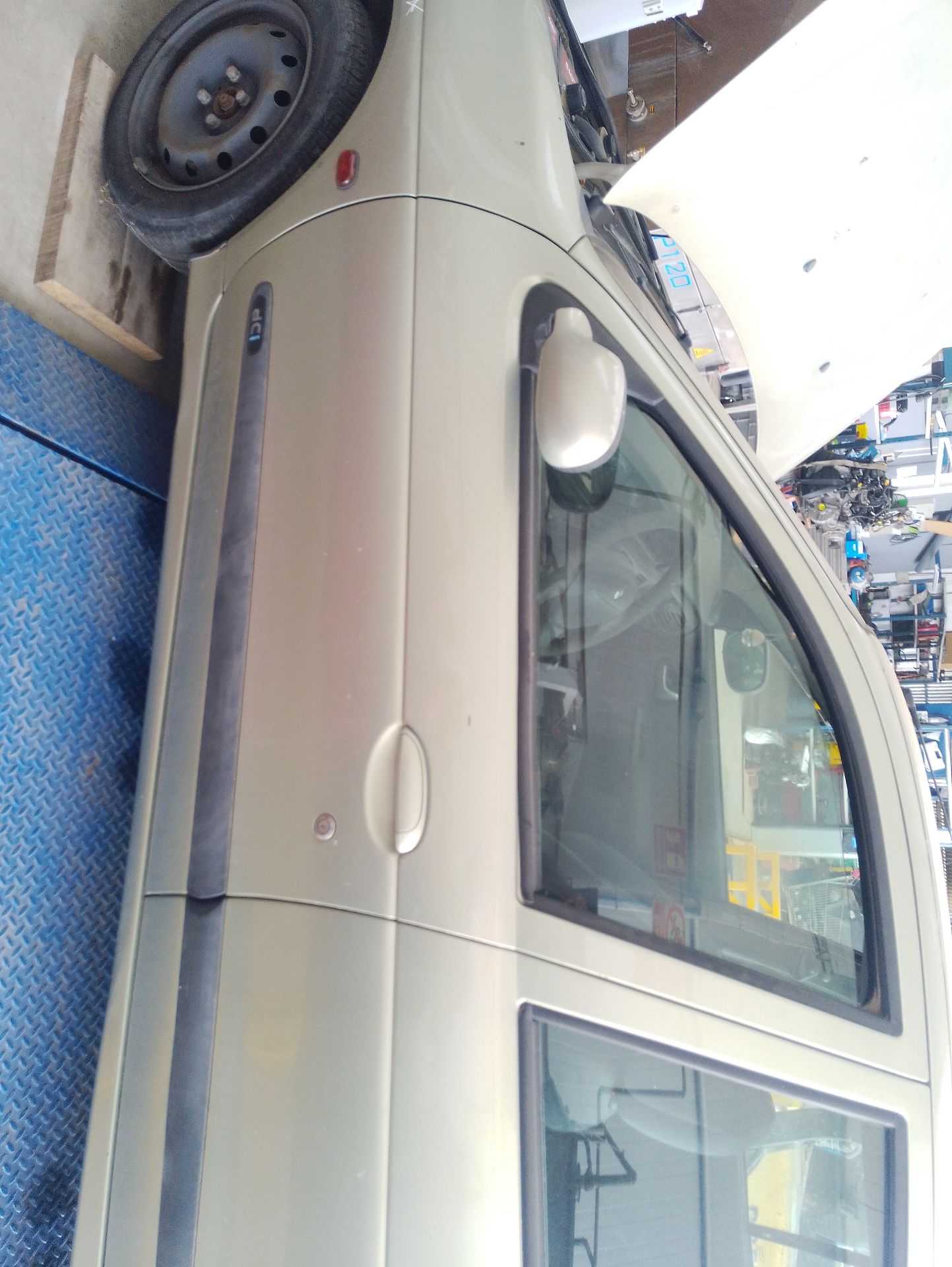 Recambio de puerta delantera izquierda para renault megane i classic (la0/1_) 1.9 dci (la05, la1f) referencia OEM IAM   