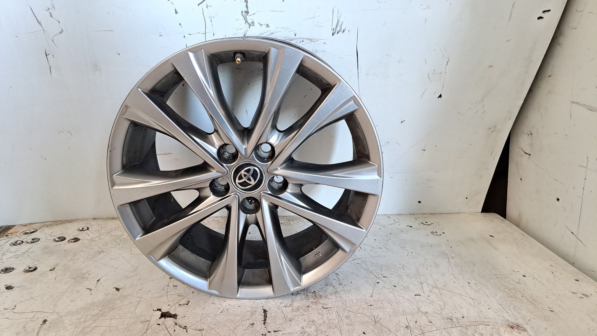 Recambio de llanta para toyota rav 4 advance referencia OEM IAM r18  