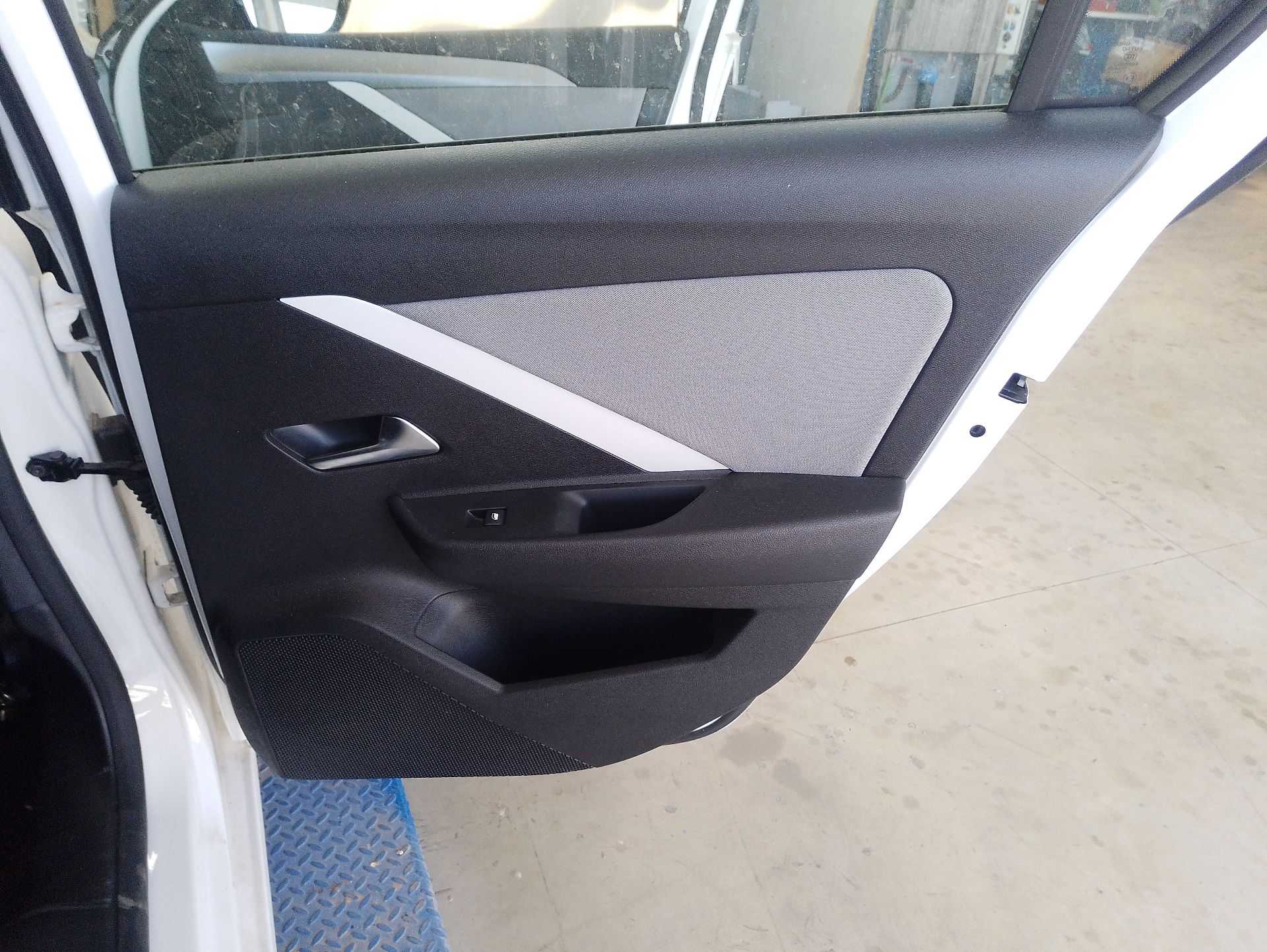 Recambio de guarnecido puerta trasera derecha para opel astra l (ov5) 1.2 (fphnsl, fphnsr) referencia OEM IAM   