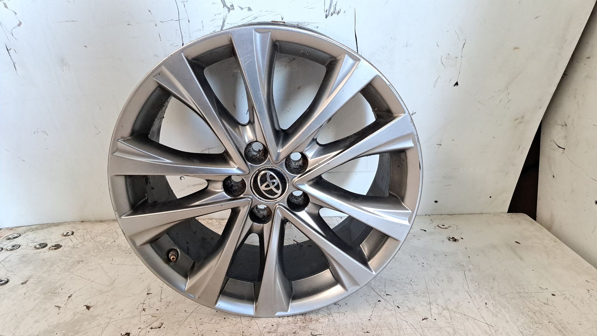 Recambio de llanta para toyota rav 4 advance referencia OEM IAM r18  