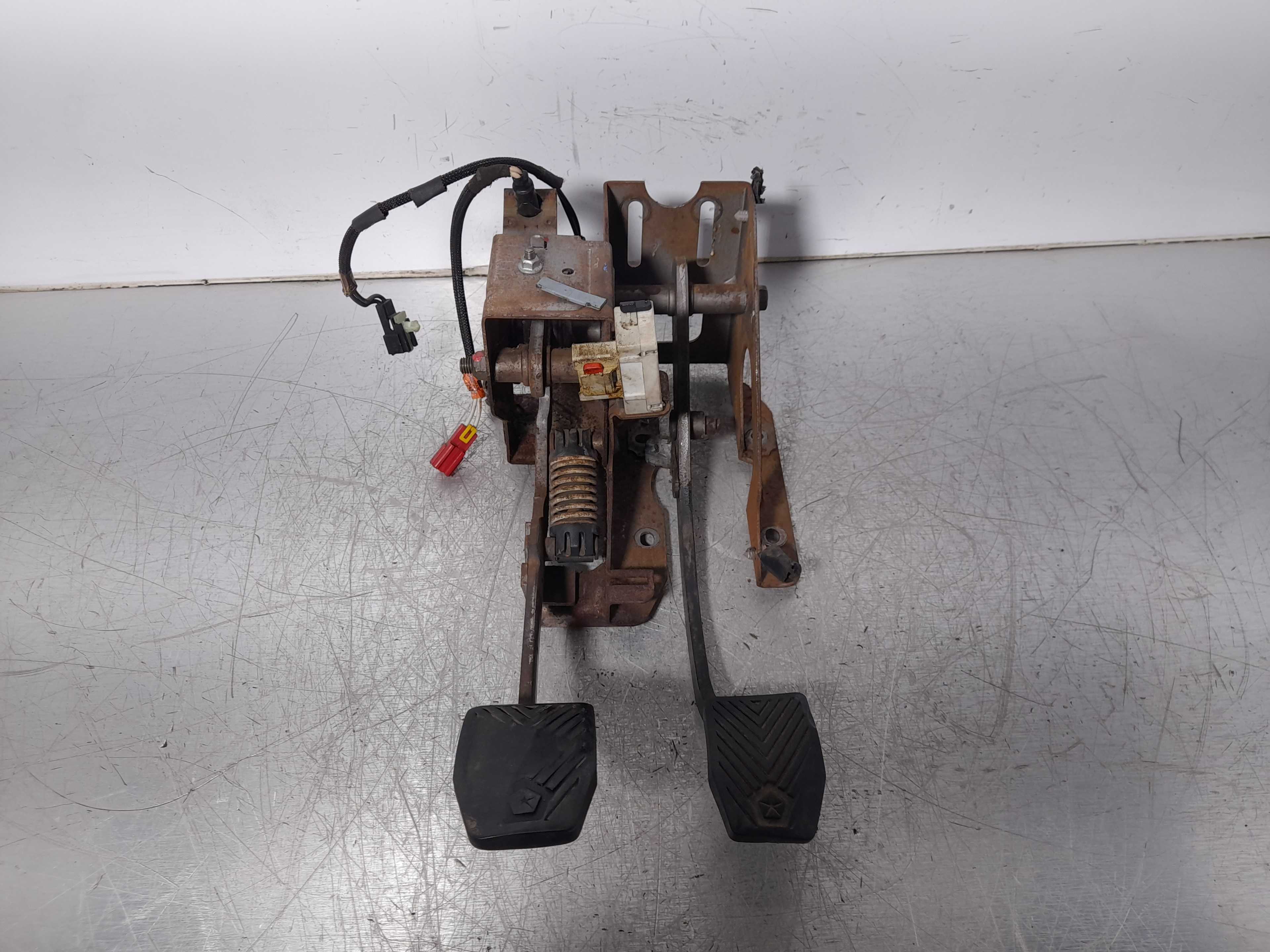 Recambio de pedal embrague para chrysler voyager (rg) 2.5 crd lx referencia OEM IAM   