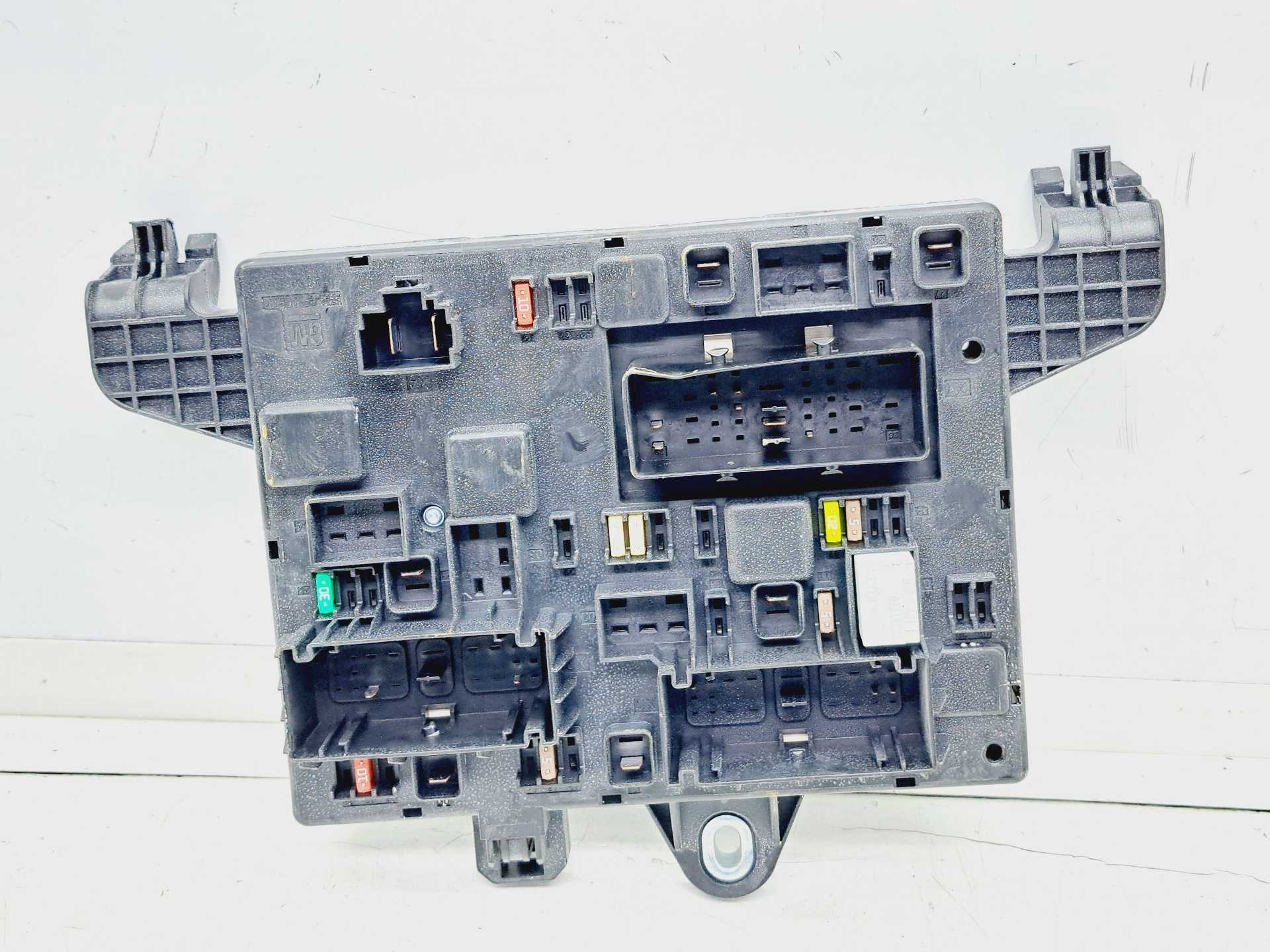 Recambio de caja reles / fusibles para opel astra j lim. excellence referencia OEM IAM 13368651 365927271 