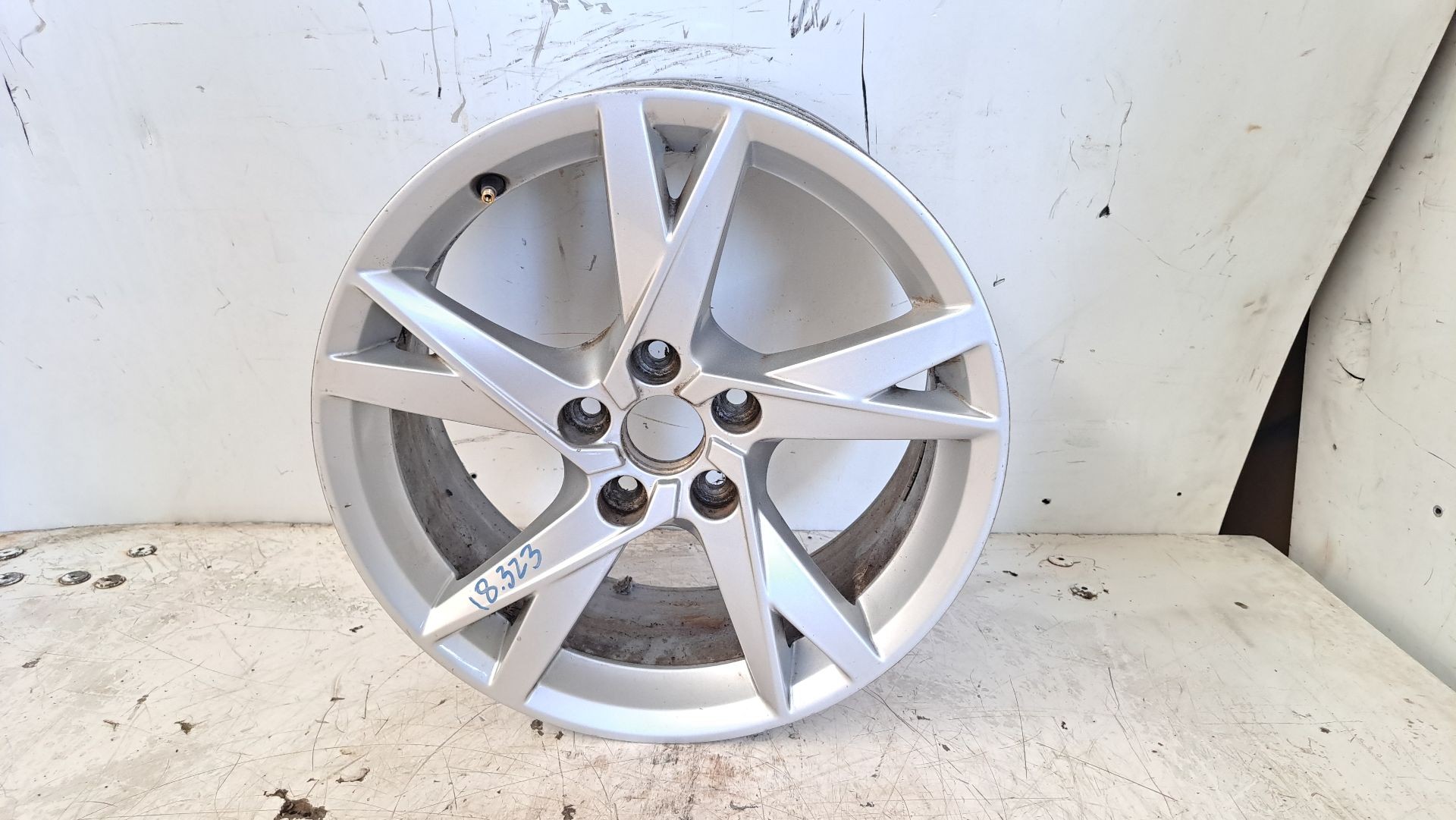 Recambio de llanta para audi q3 (8ug) attraction referencia OEM IAM r17 8u0601025am 