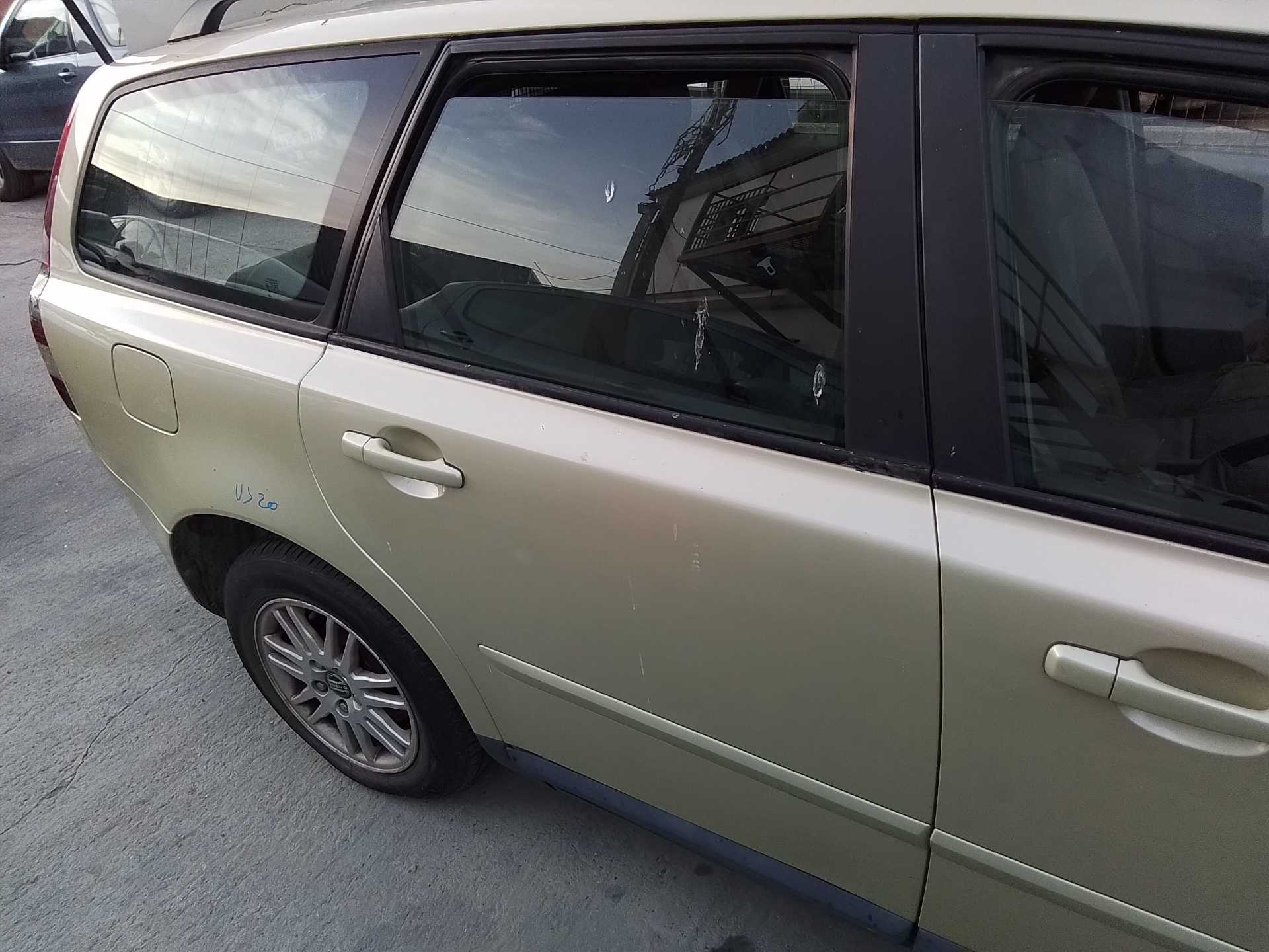 Recambio de puerta trasera derecha para volvo v50 familiar 1.6 diesel cat referencia OEM IAM   