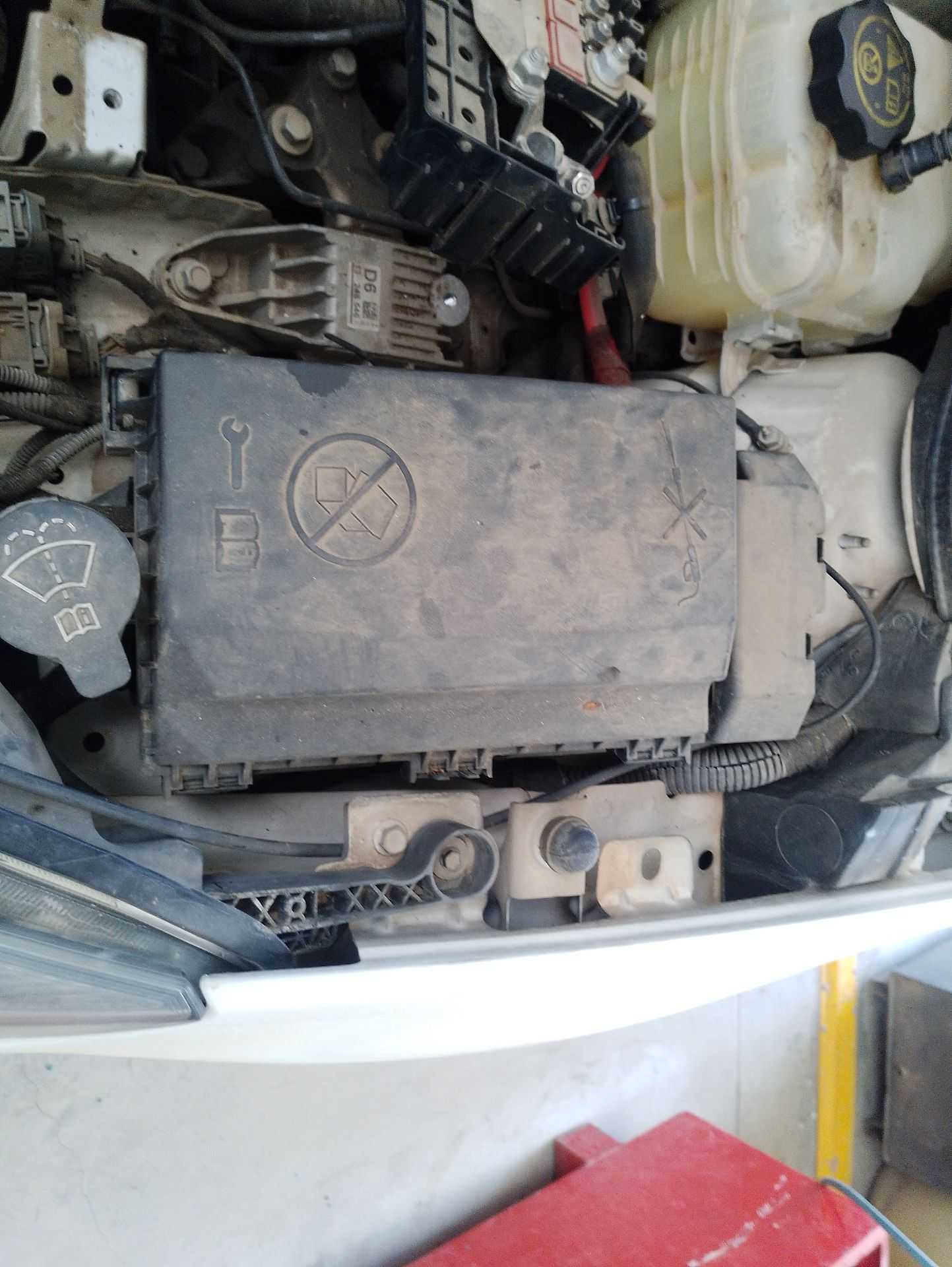 Recambio de caja fusibles delantera para opel astra j (p10) 1.7 cdti (68) referencia OEM IAM 13302306  